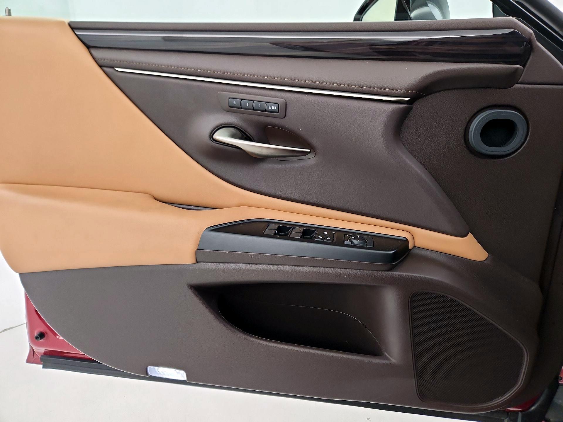 Thumbnail: 2019 Lexus ES - 12