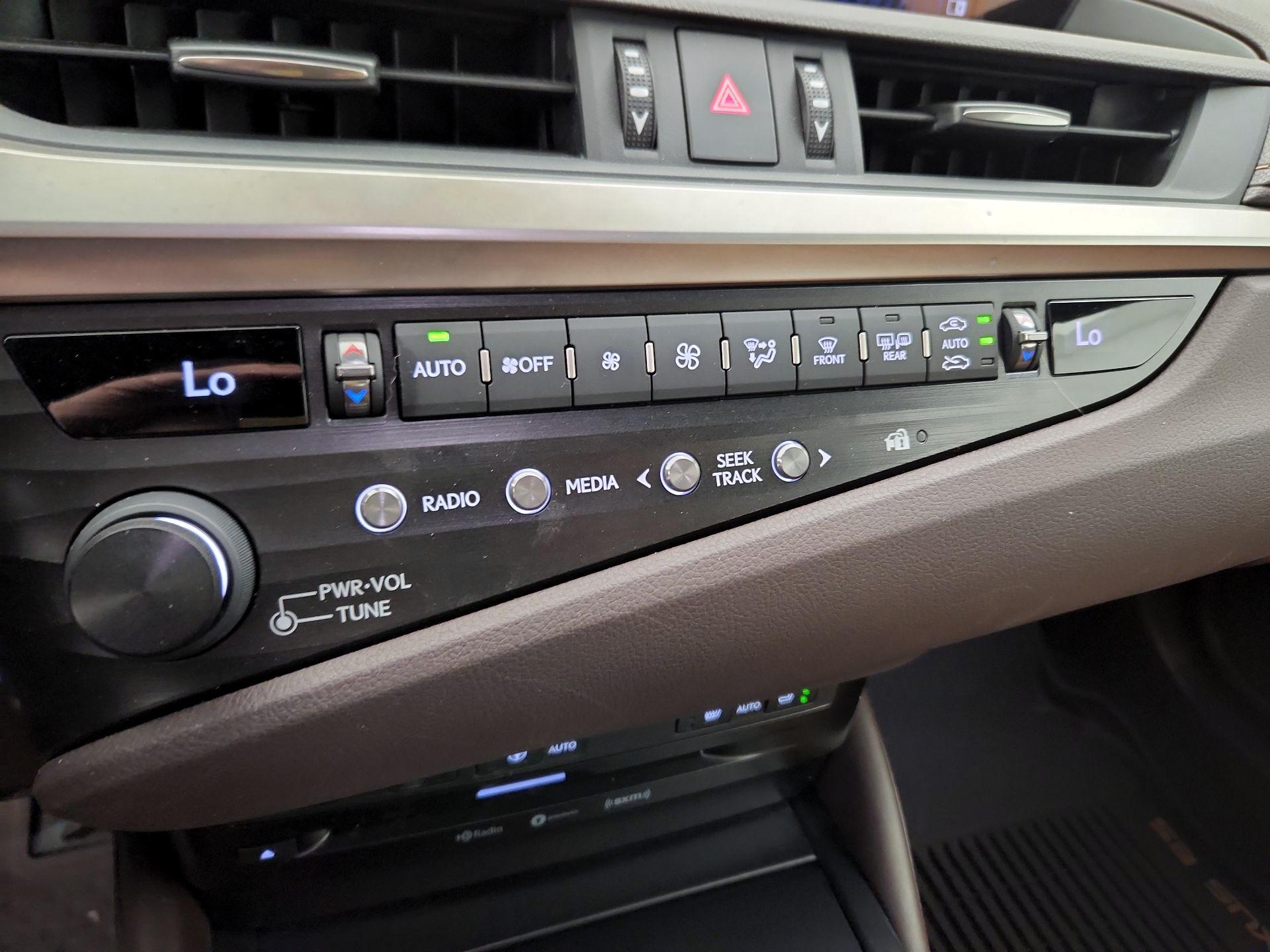 Thumbnail: 2019 Lexus ES - 17