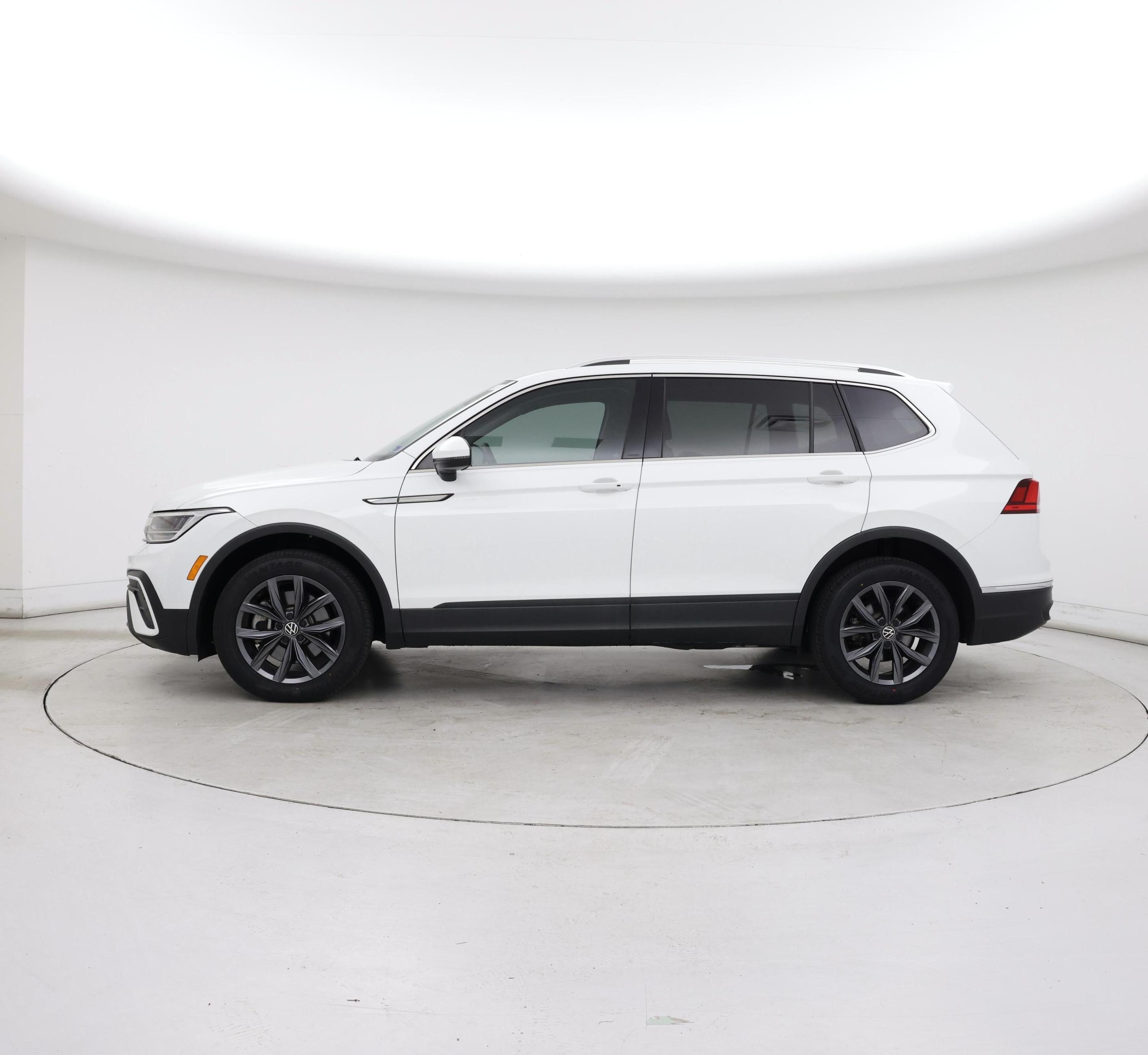 Thumbnail: 2022 Volkswagen Tiguan - 3