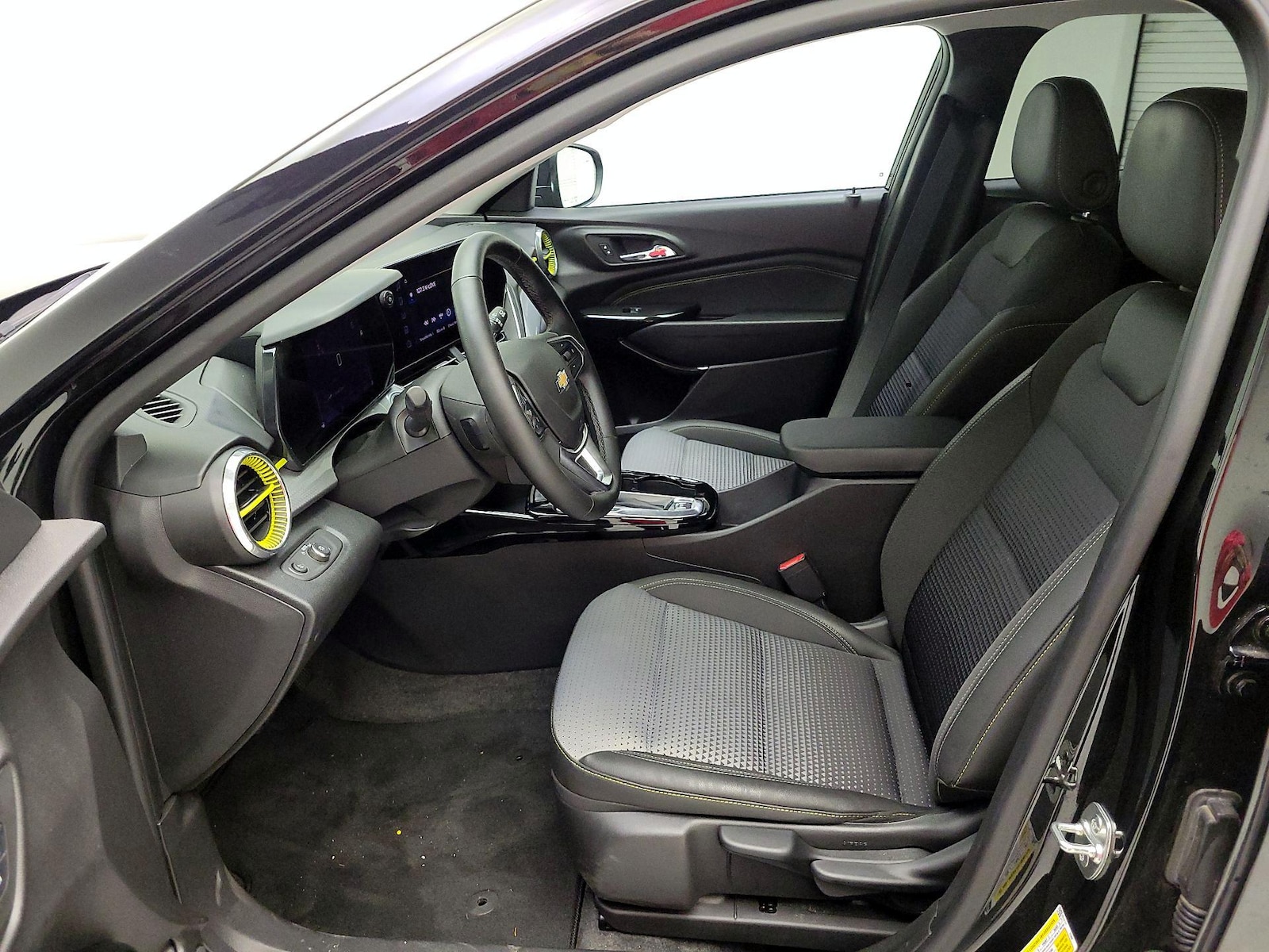 2025 Chevrolet Trax LT - Photo 11