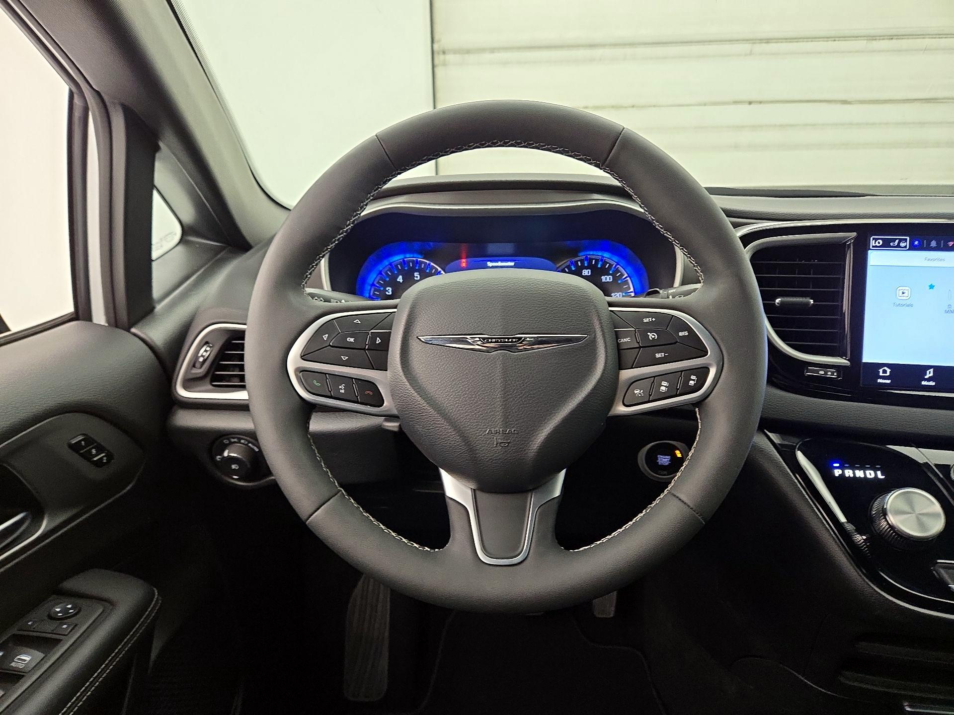 Thumbnail: 2025 Chrysler Pacifica - 10