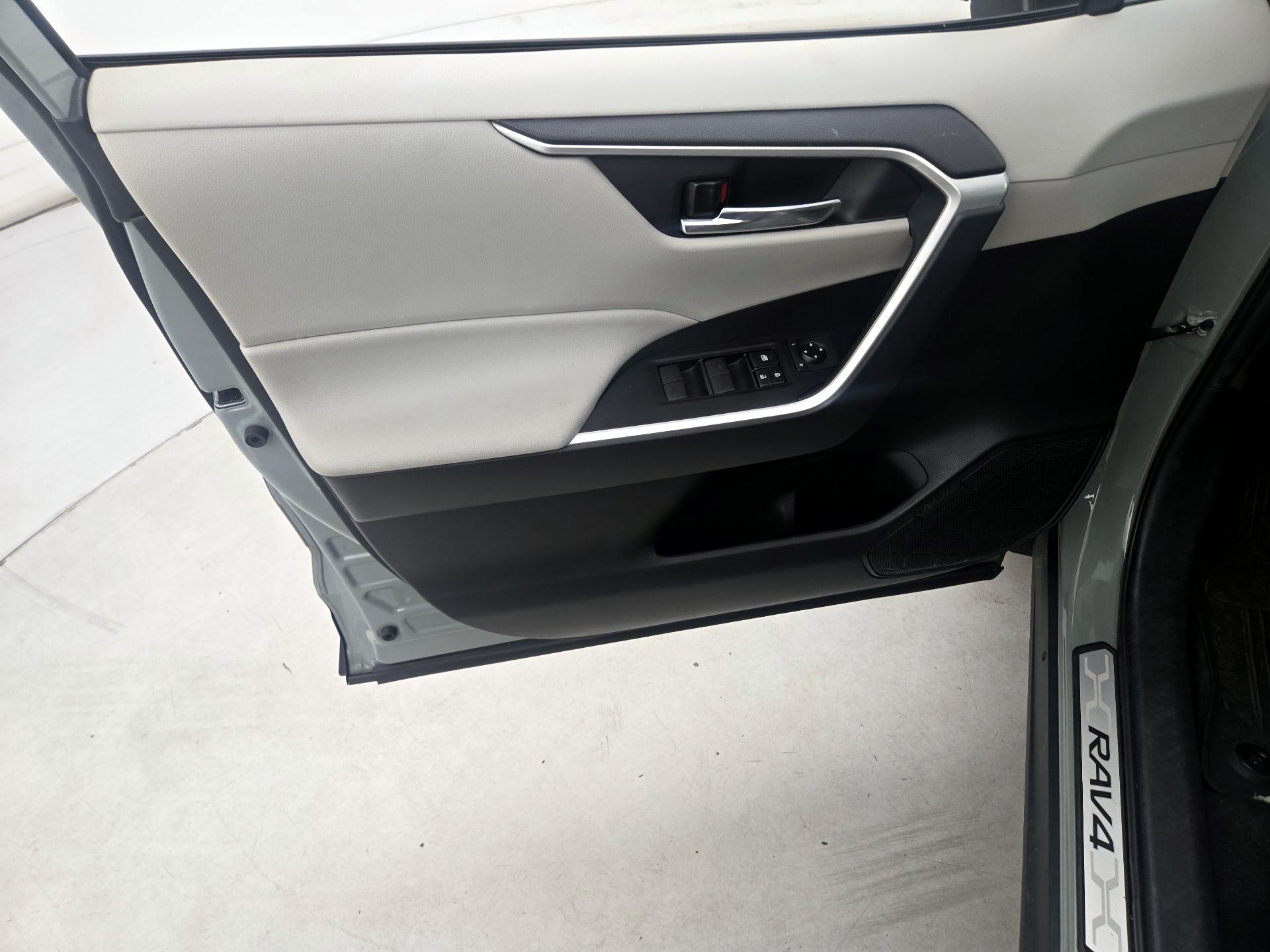 Thumbnail: 2021 Toyota RAV4 - 12