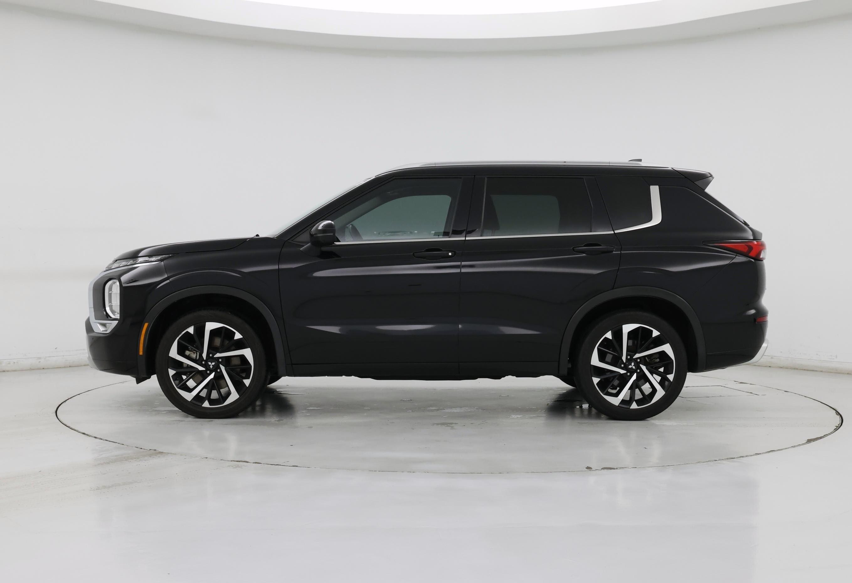 Thumbnail: 2022 Mitsubishi Outlander - 3