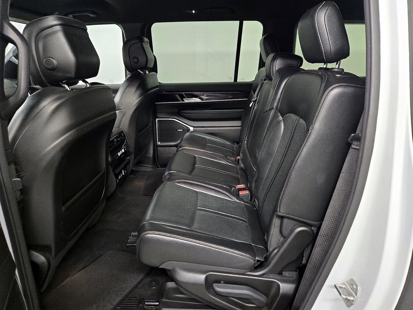 2024 Jeep Wagoneer L Series I - Photo 12