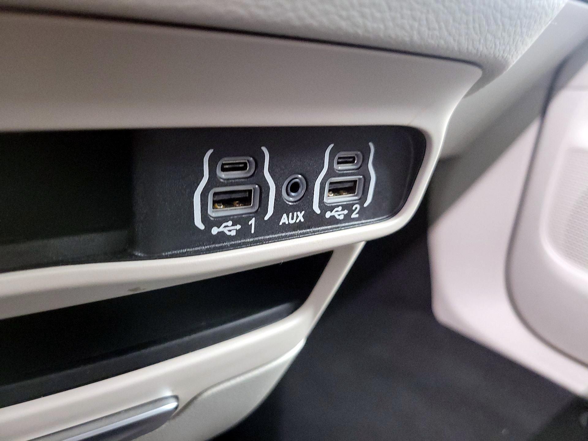 Thumbnail: 2023 Chrysler Pacifica - 18