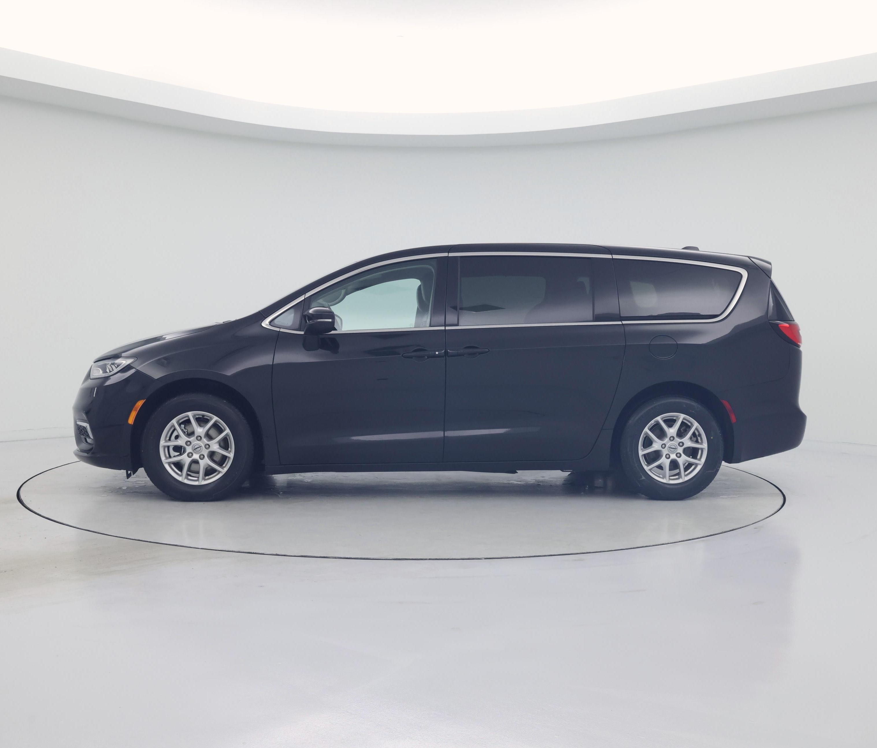 Thumbnail: 2023 Chrysler Pacifica - 3