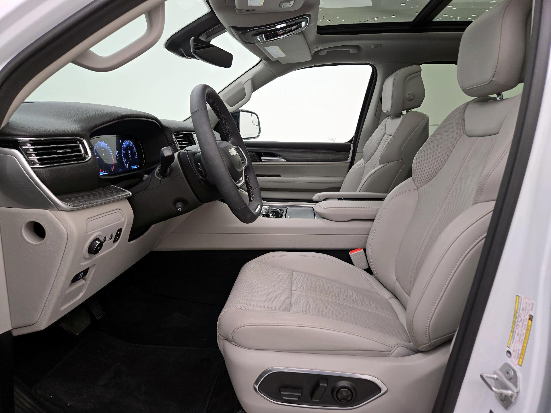 Thumbnail: 2023 Jeep Wagoneer - 11