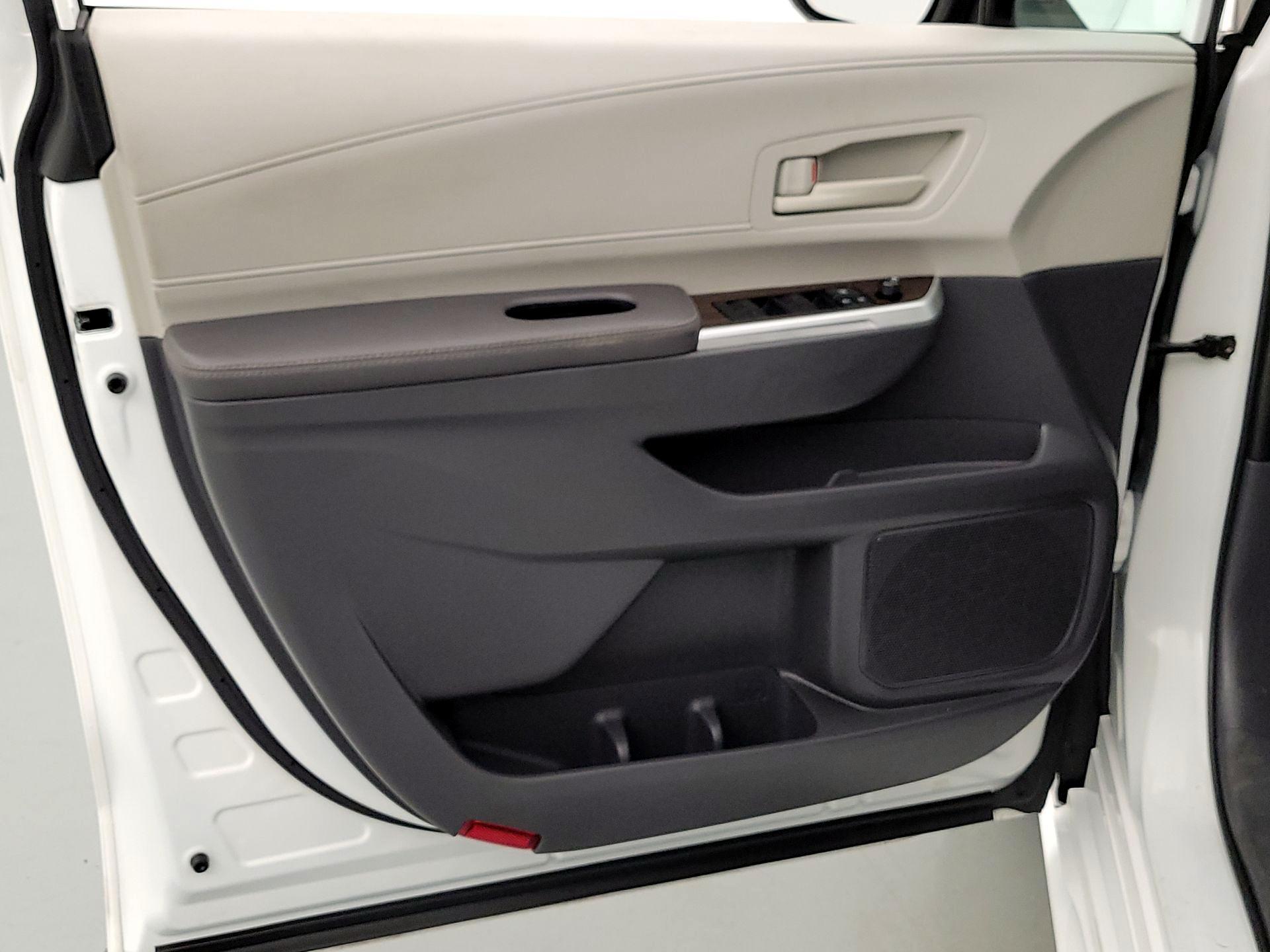 Thumbnail: 2022 Toyota Sienna - 12