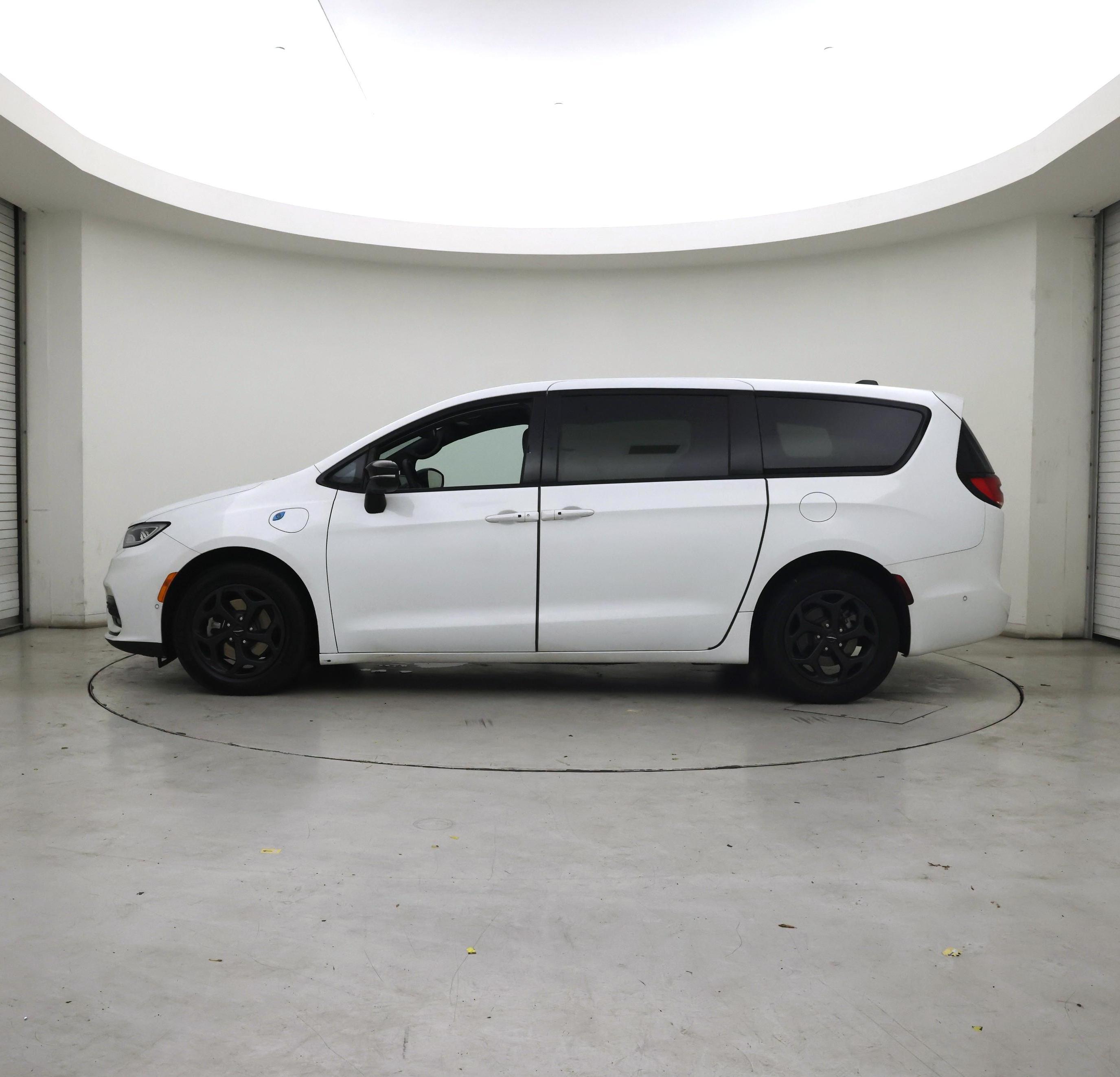 Thumbnail: 2023 Chrysler Pacifica - 3