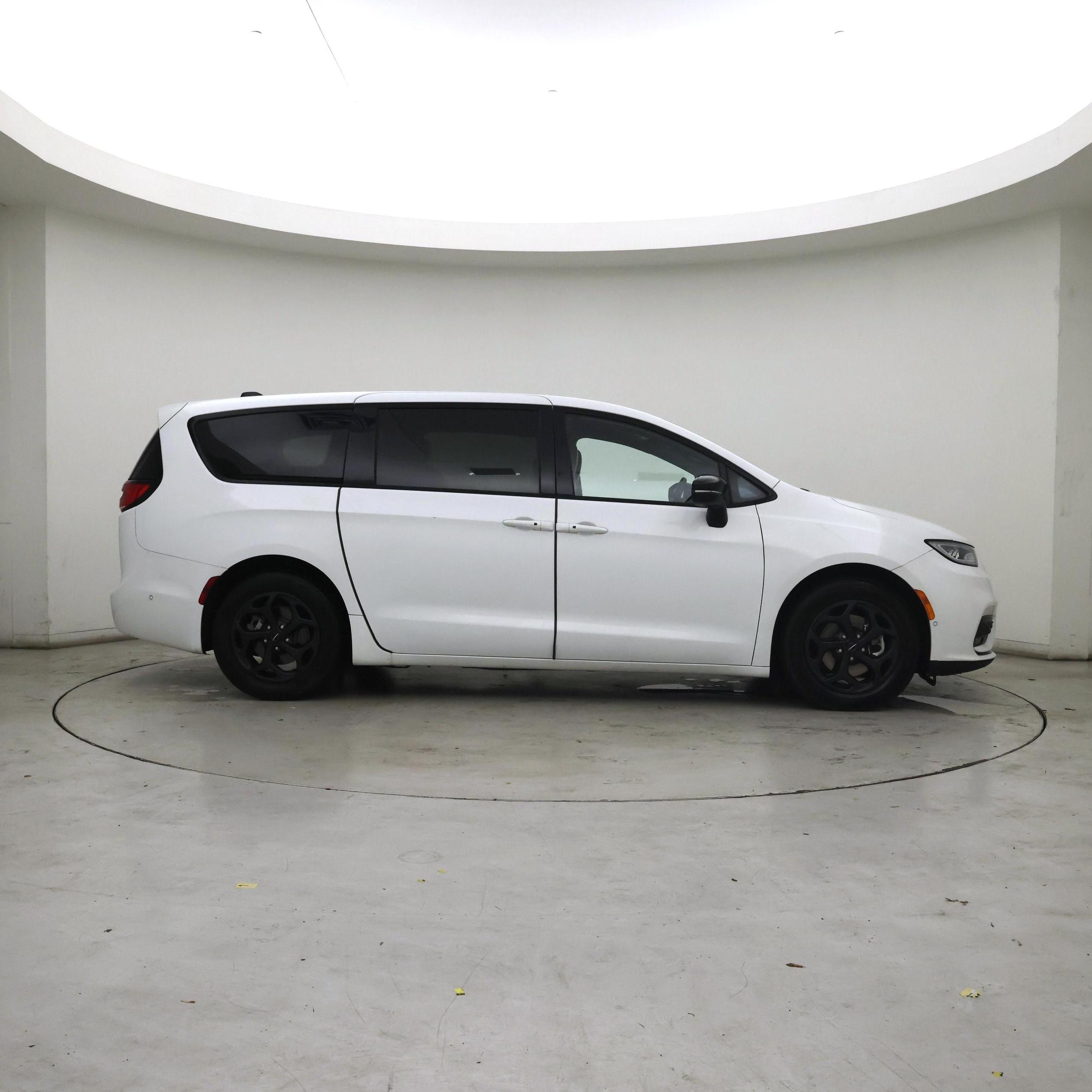 Thumbnail: 2023 Chrysler Pacifica - 7