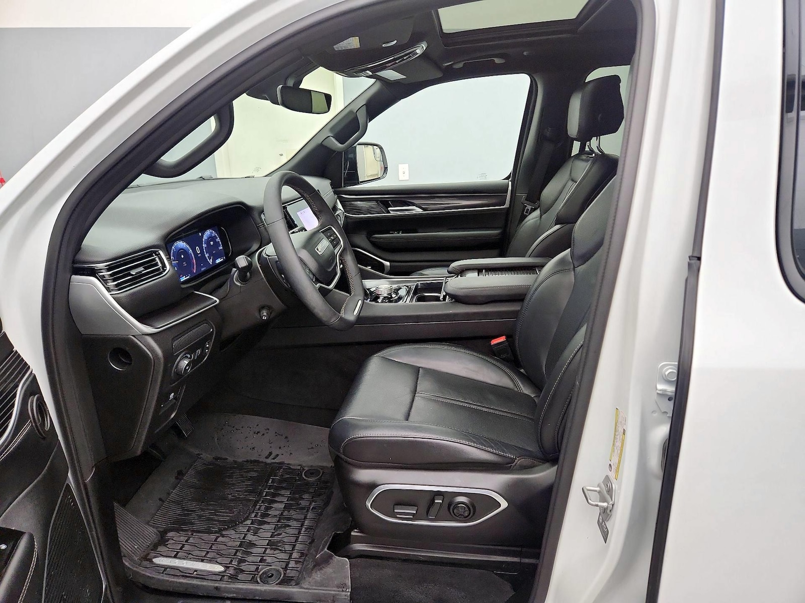 2024 Jeep Wagoneer L Series I - Photo 12