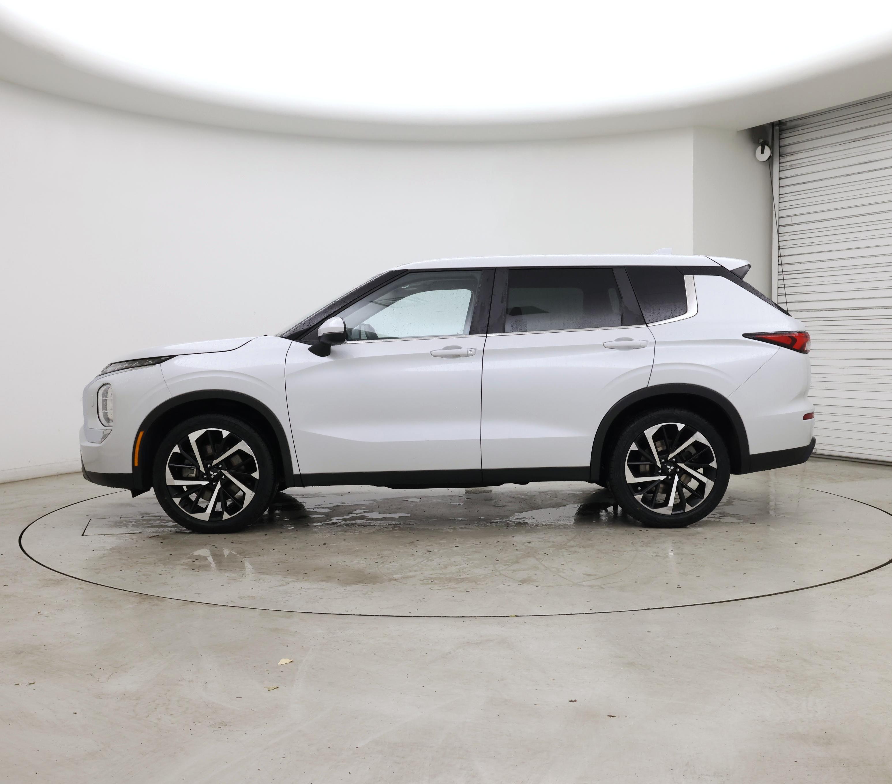 Thumbnail: 2022 Mitsubishi Outlander - 3