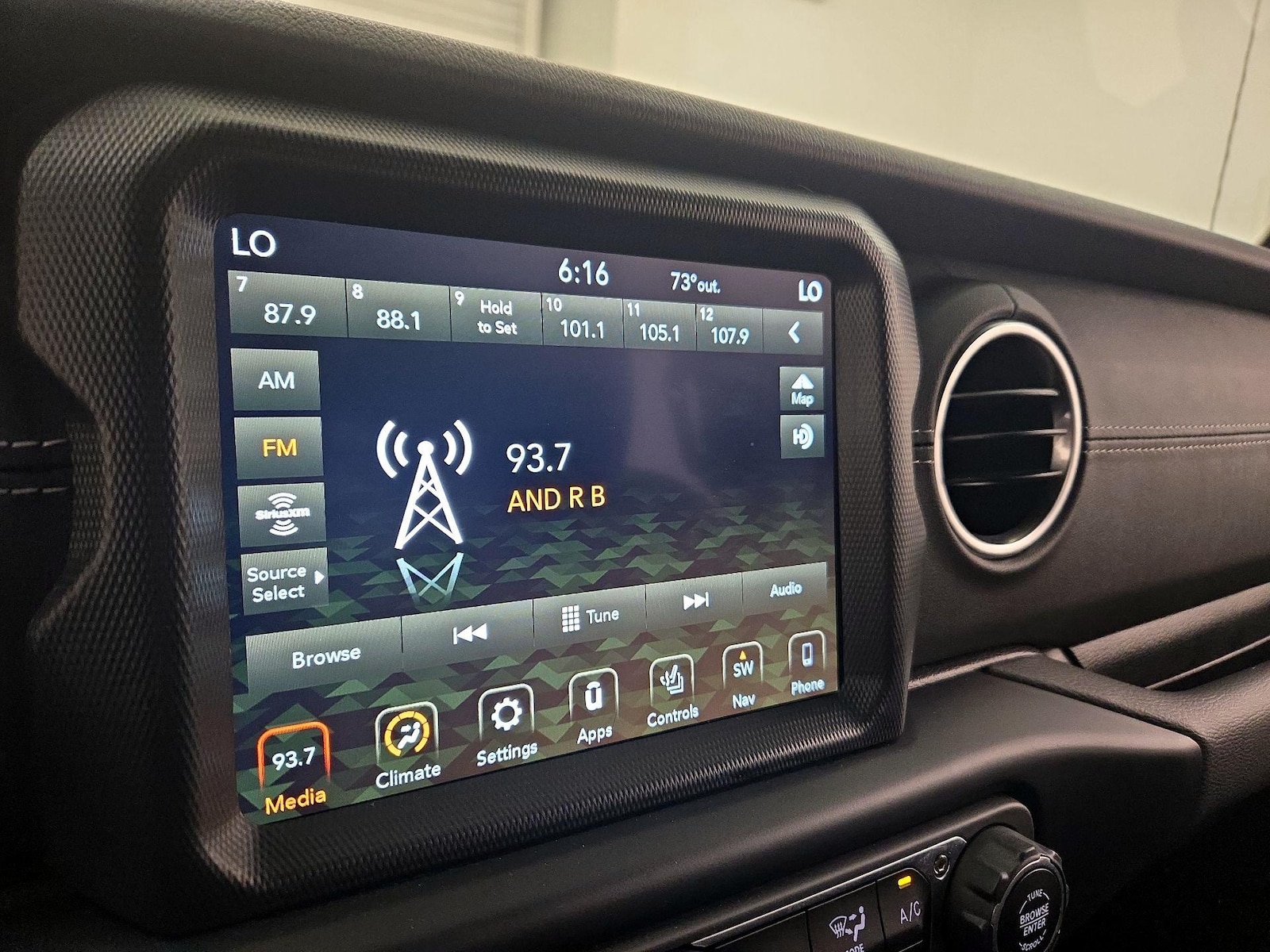 2022 Jeep Wrangler Unlimited Sahara - Photo 15