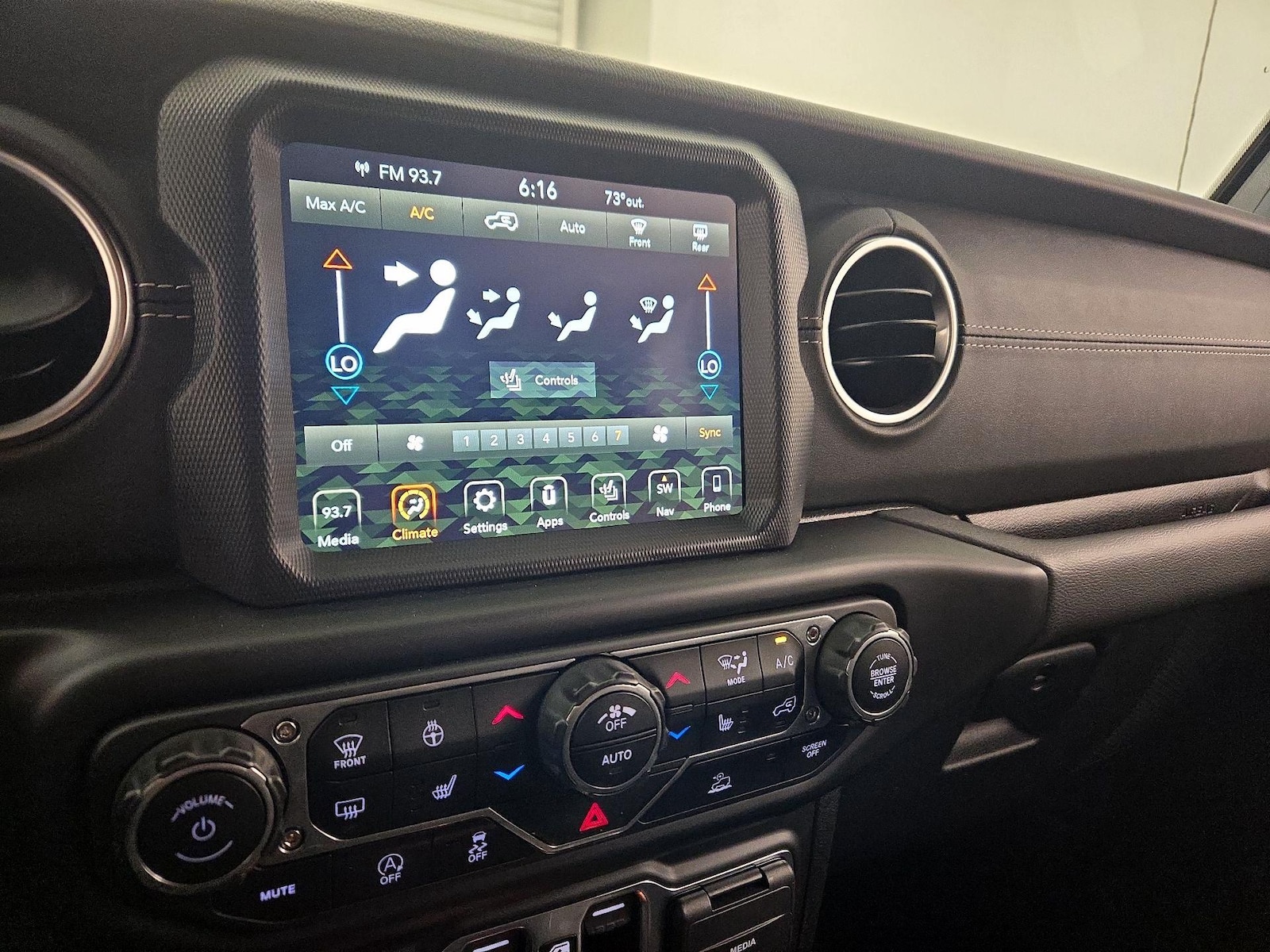 2022 Jeep Wrangler Unlimited Sahara - Photo 16