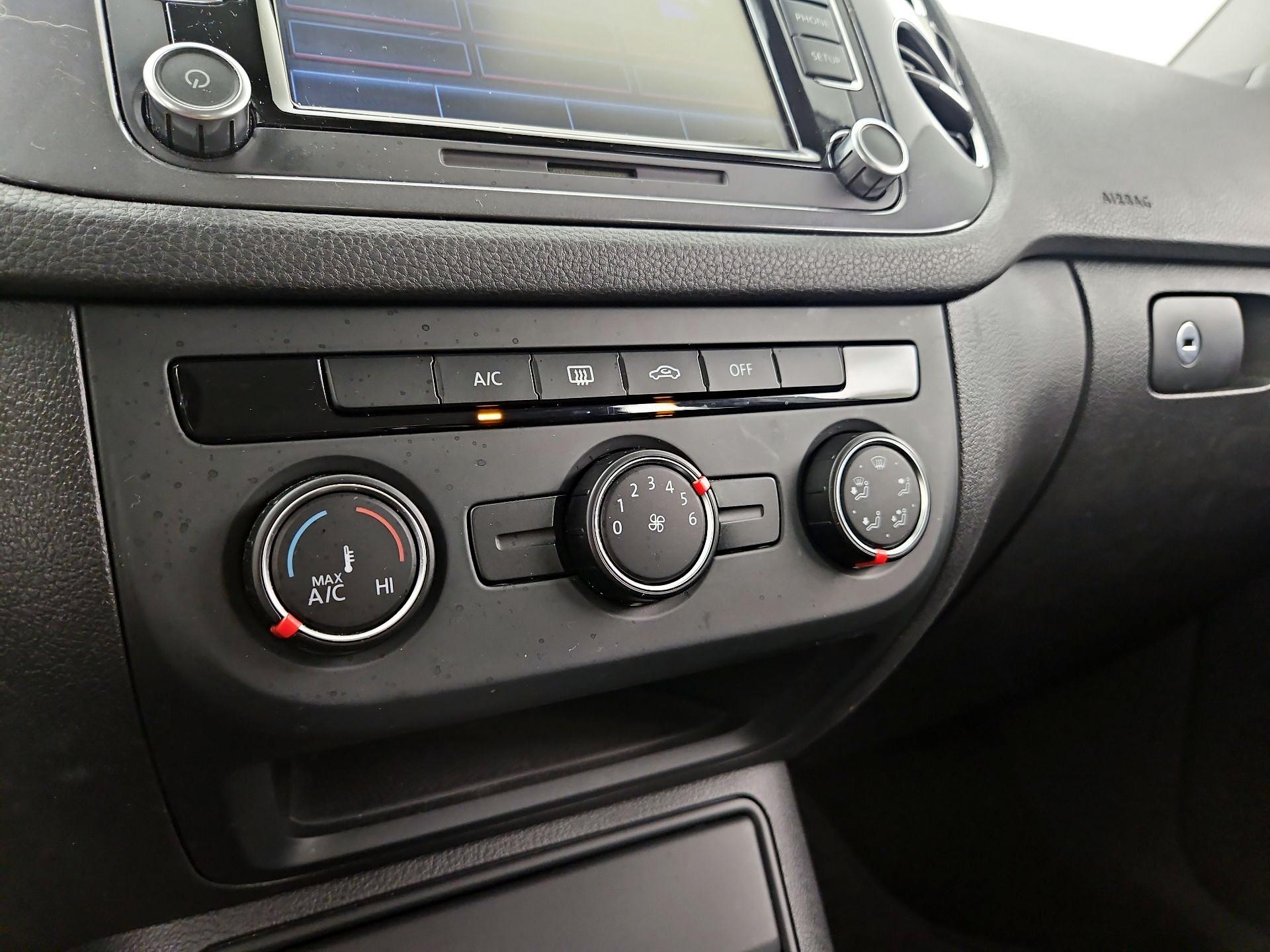 Thumbnail: 2015 Volkswagen Tiguan - 16