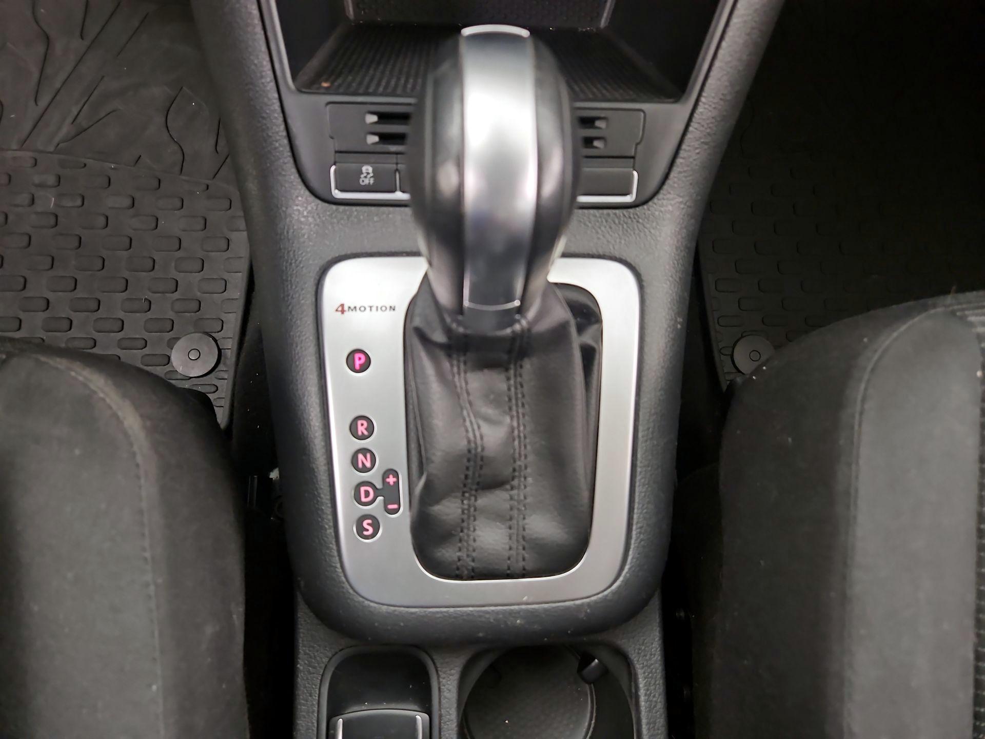 Thumbnail: 2015 Volkswagen Tiguan - 17