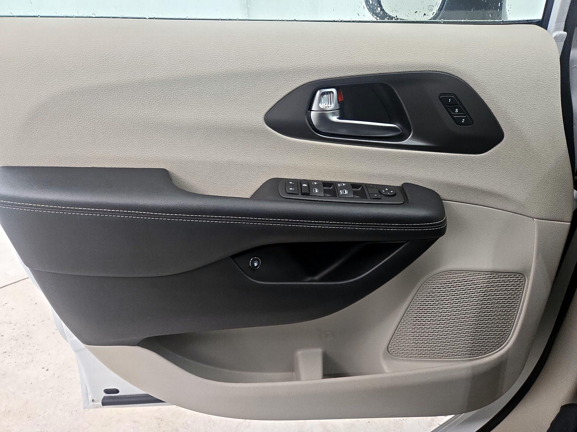 Thumbnail: 2023 Chrysler Pacifica - 12