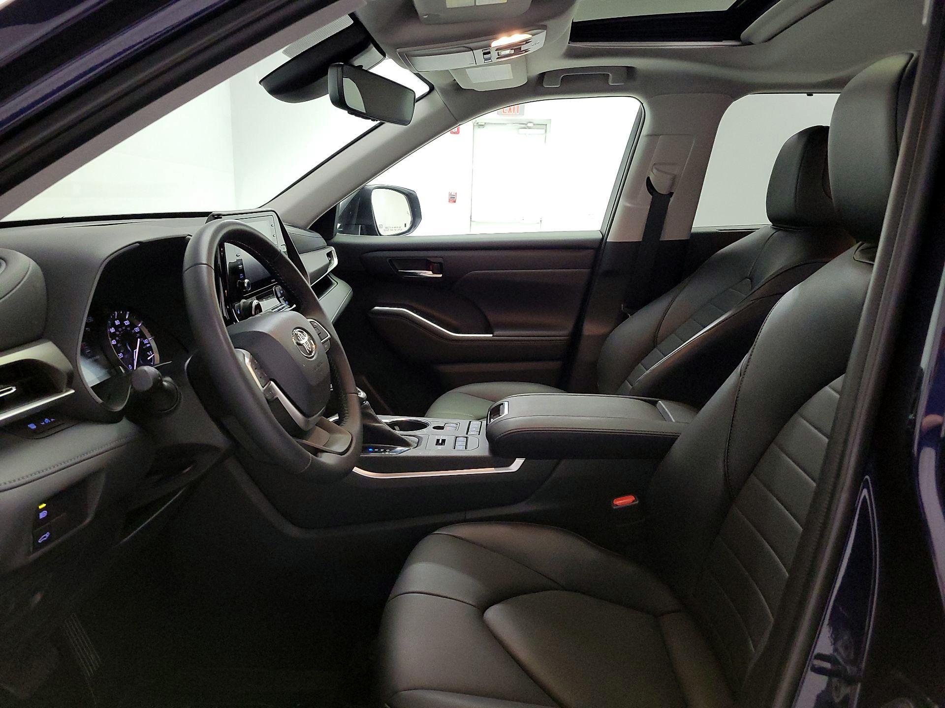 Thumbnail: 2022 Toyota Highlander - 11