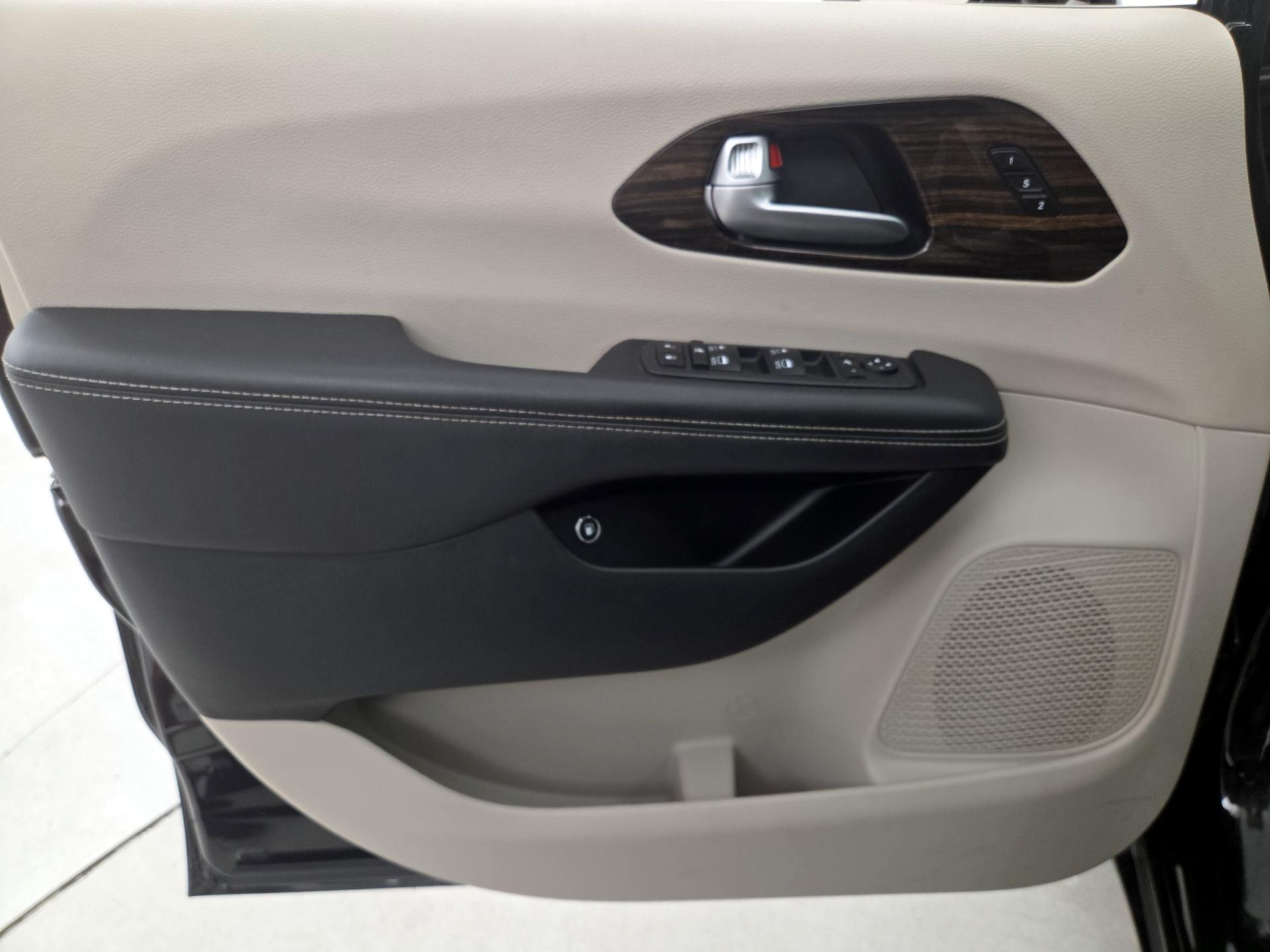 Thumbnail: 2023 Chrysler Pacifica - 12