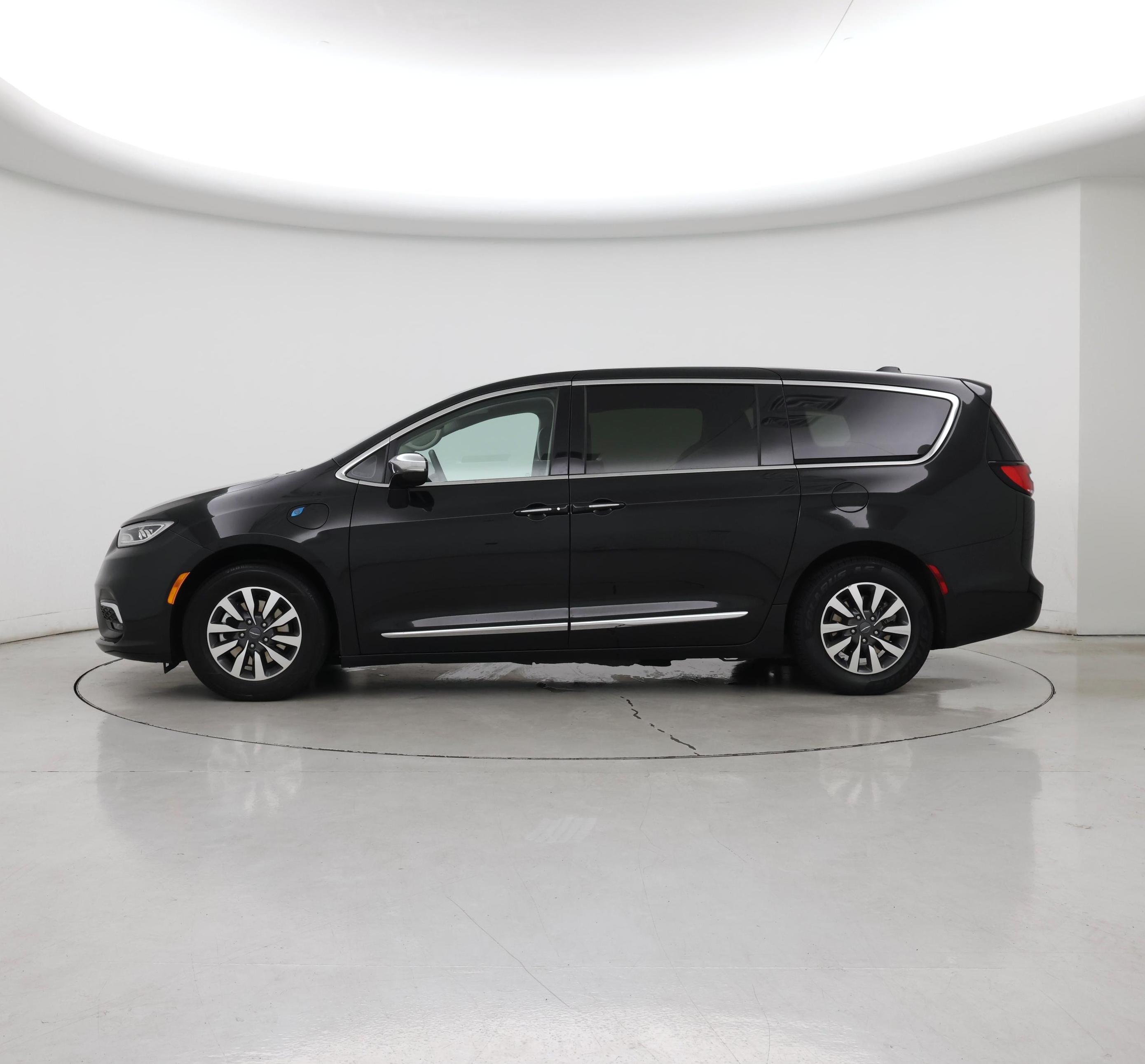 Thumbnail: 2023 Chrysler Pacifica - 3