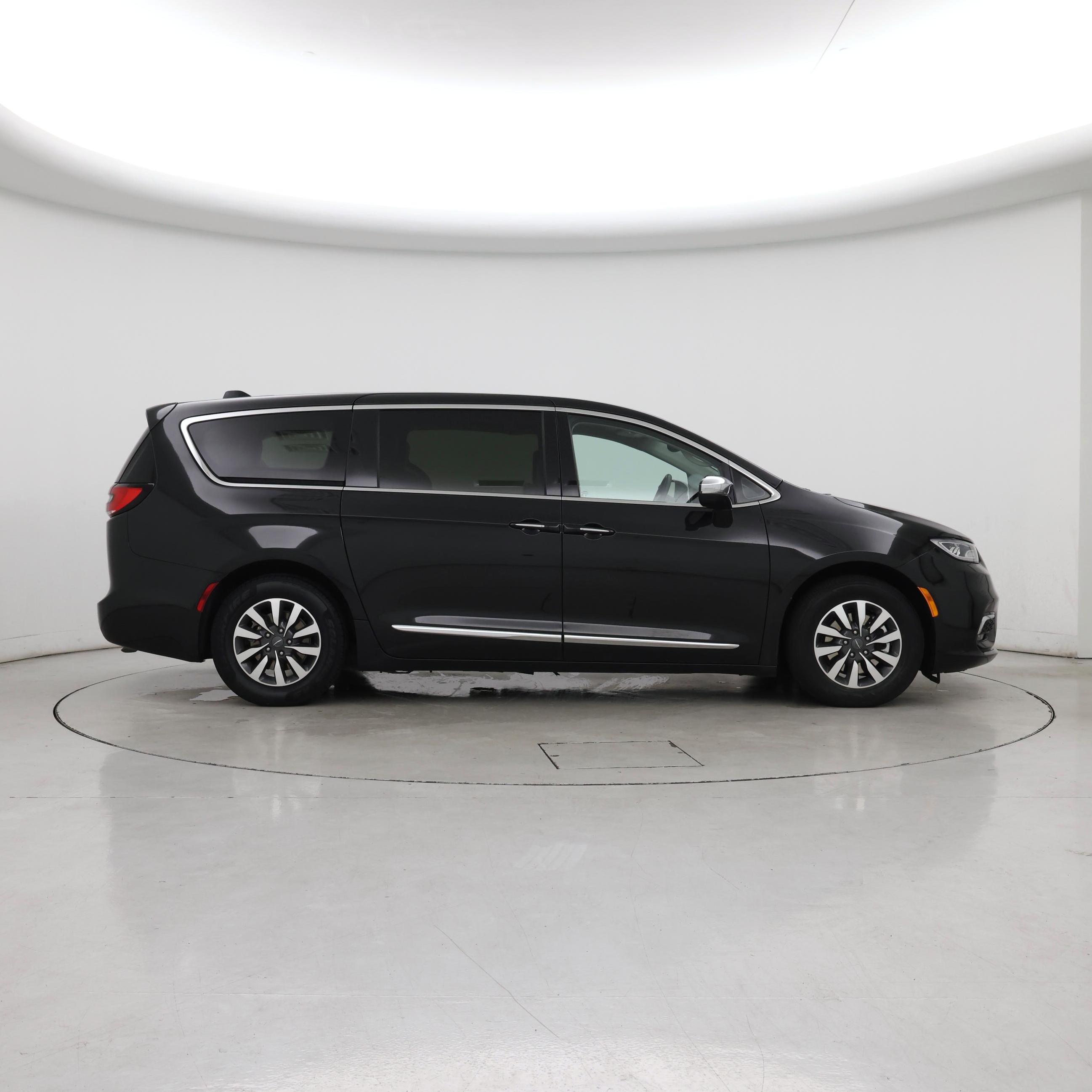 Thumbnail: 2023 Chrysler Pacifica - 7