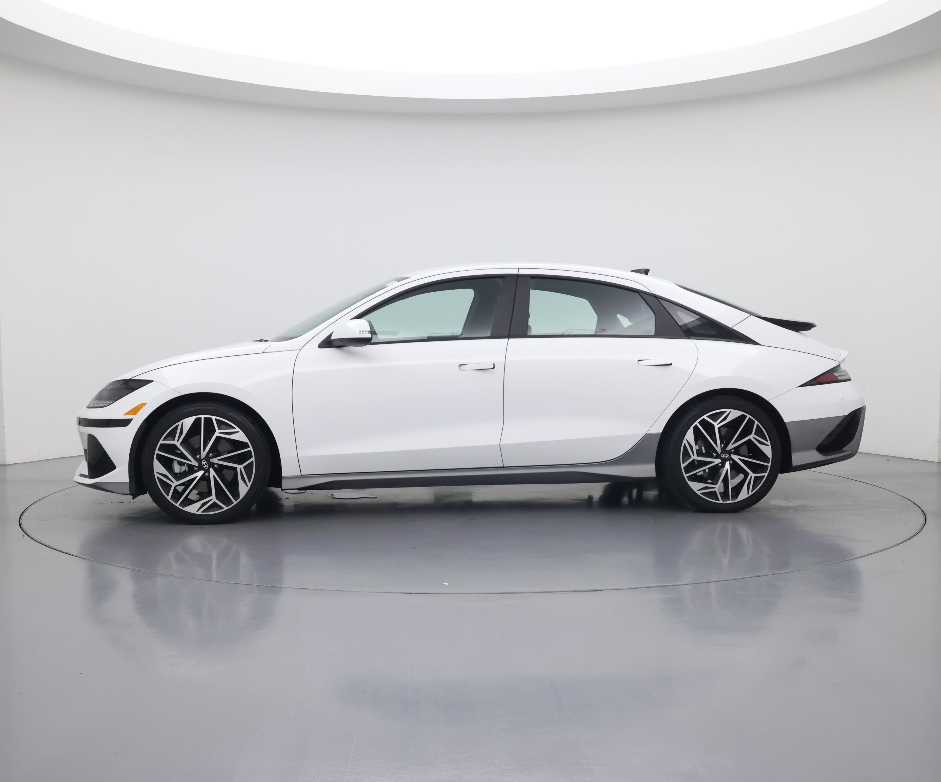 Thumbnail: 2023 Hyundai Ioniq 6 - 3