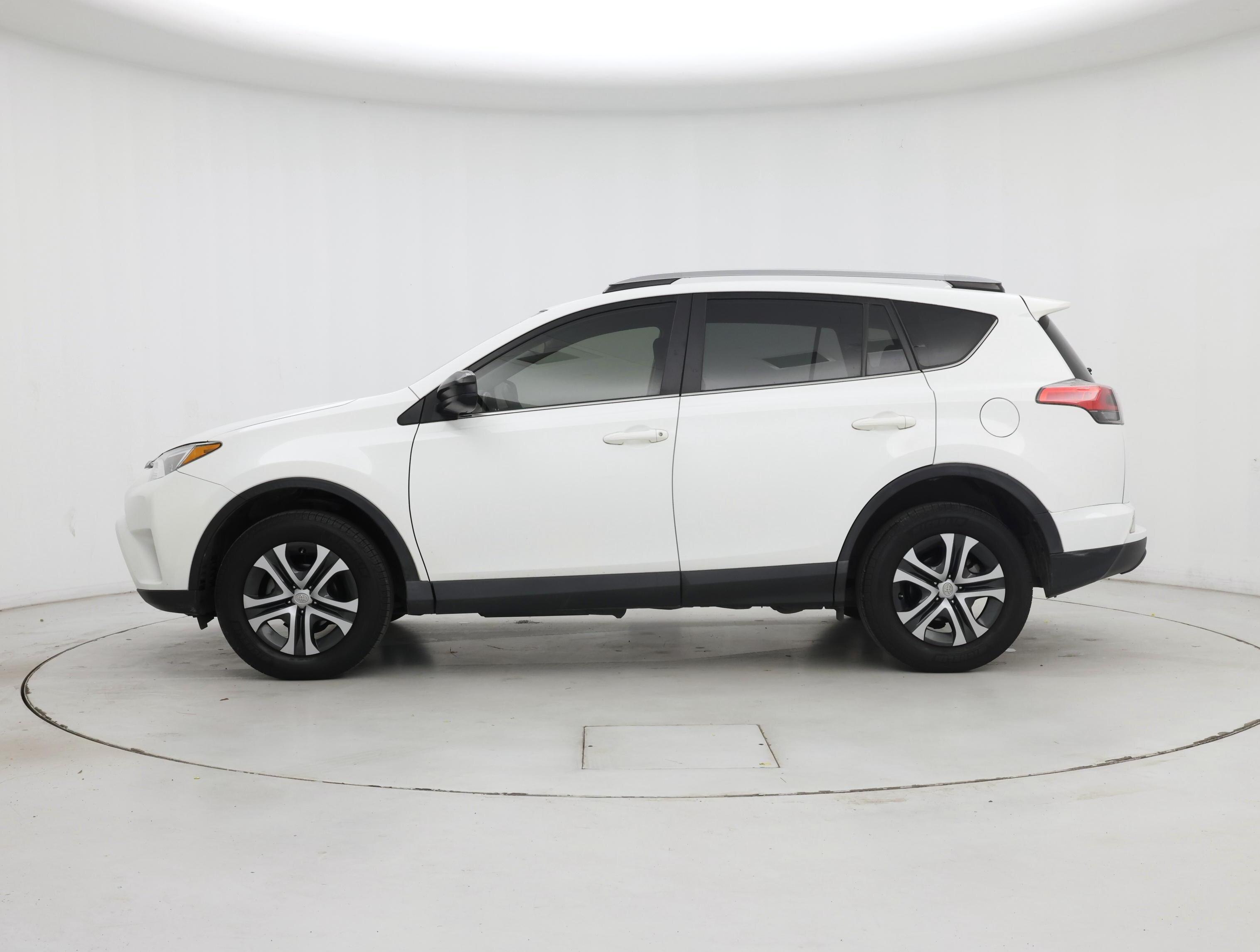 Thumbnail: 2018 Toyota RAV4 - 3