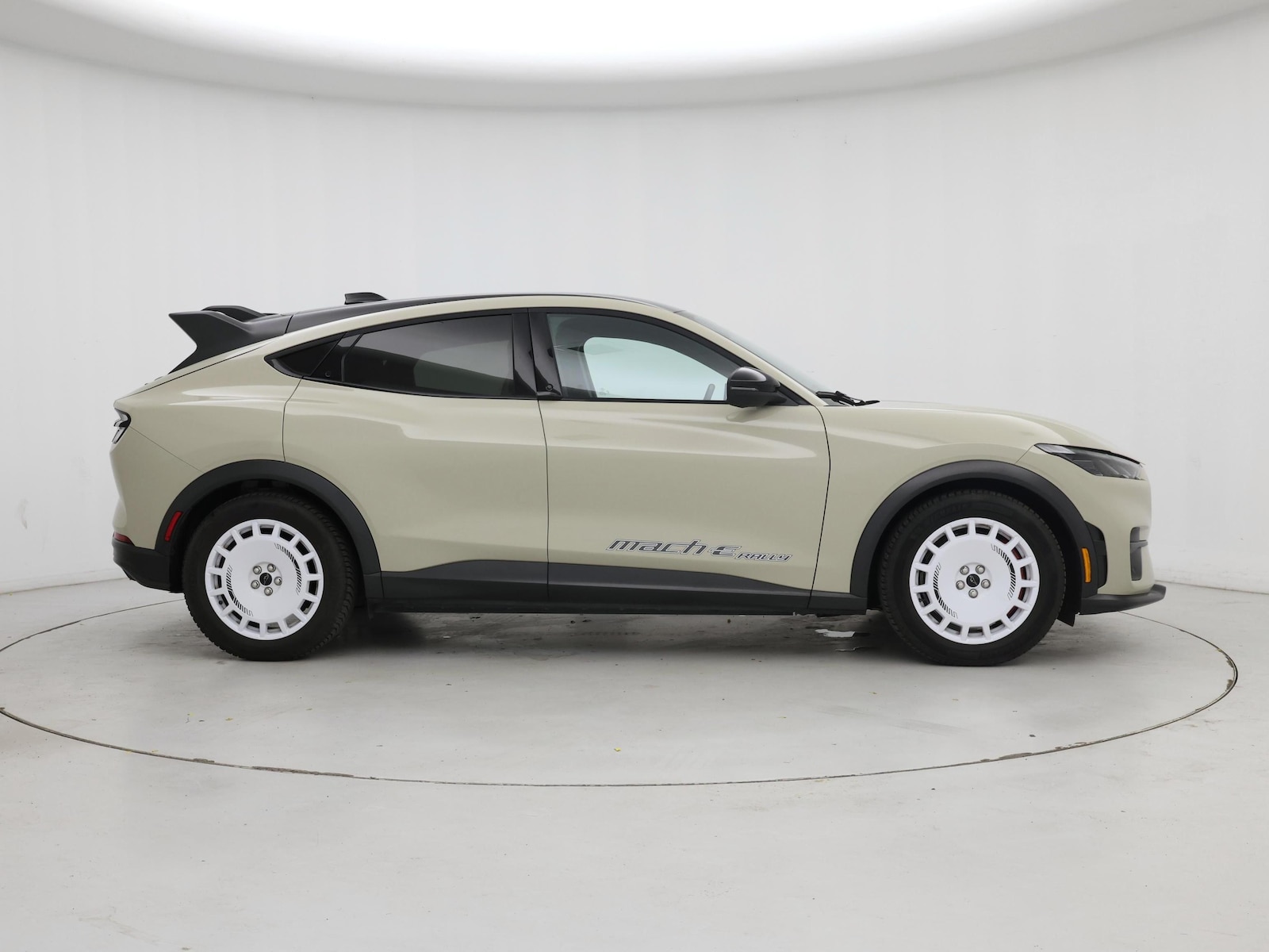 2025 Ford Mustang Mach-E GT AWD - Photo 8