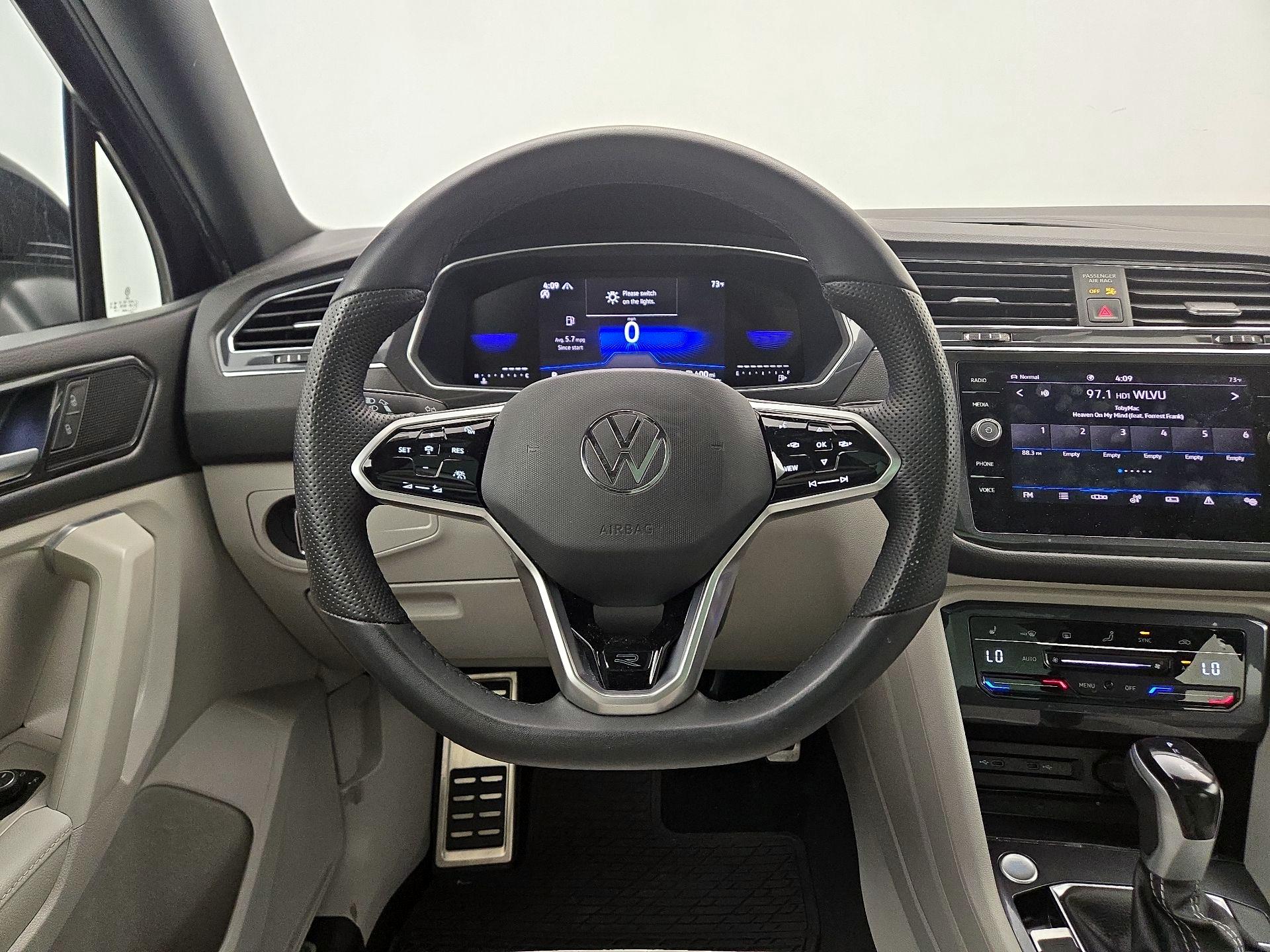 Thumbnail: 2023 Volkswagen Tiguan - 10