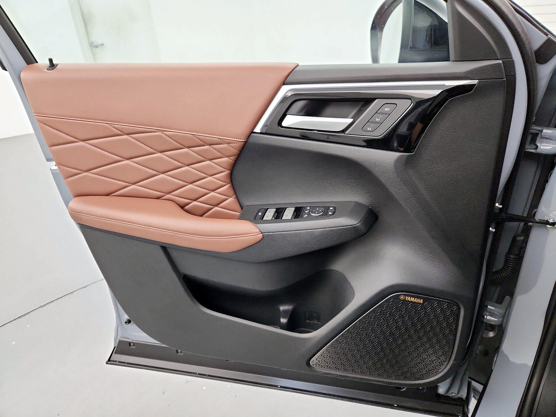Thumbnail: 2025 Mitsubishi Outlander - 12