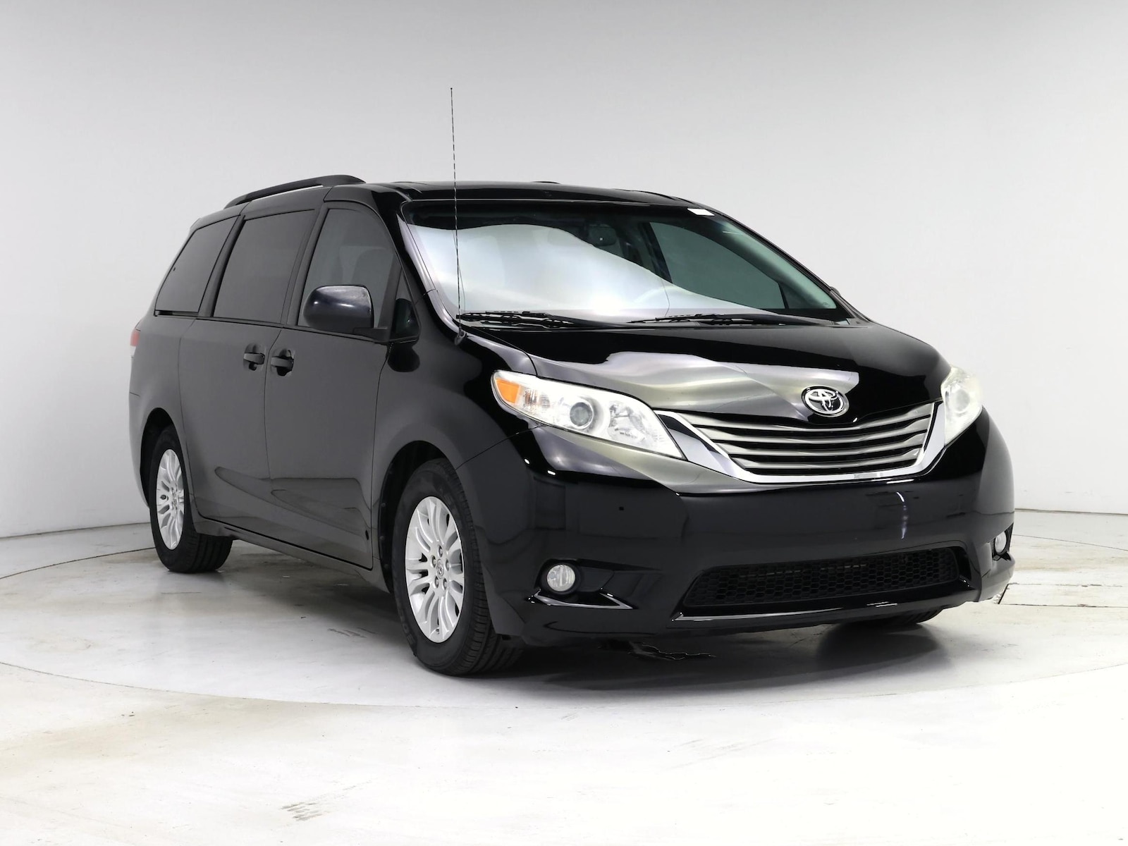 2014 Toyota Sienna XLE - Photo 2