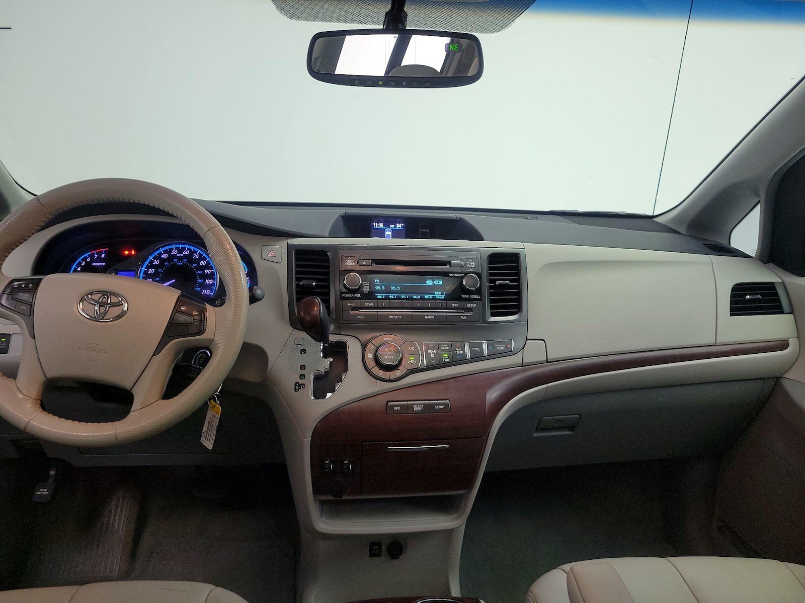 2014 Toyota Sienna XLE - Photo 10