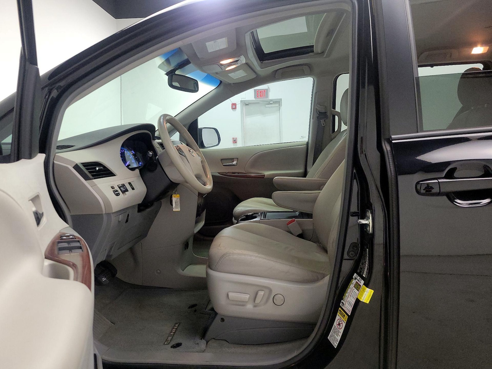 2014 Toyota Sienna XLE - Photo 12