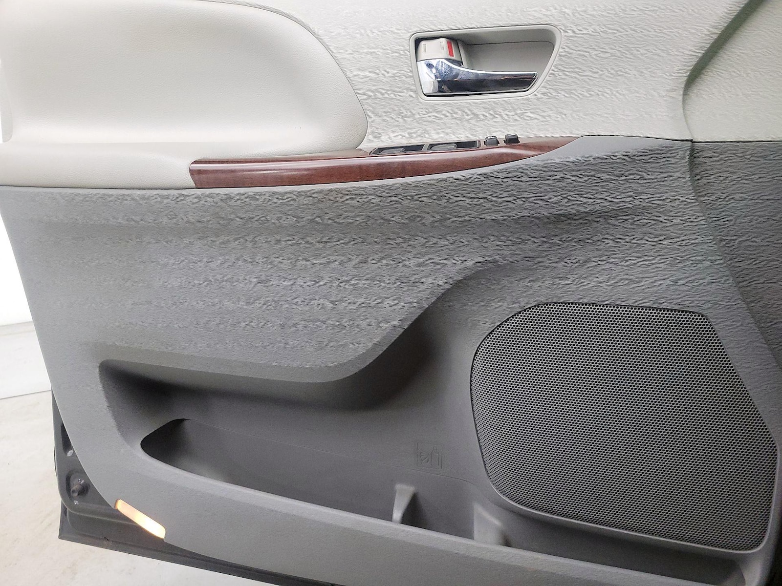2014 Toyota Sienna XLE - Photo 13