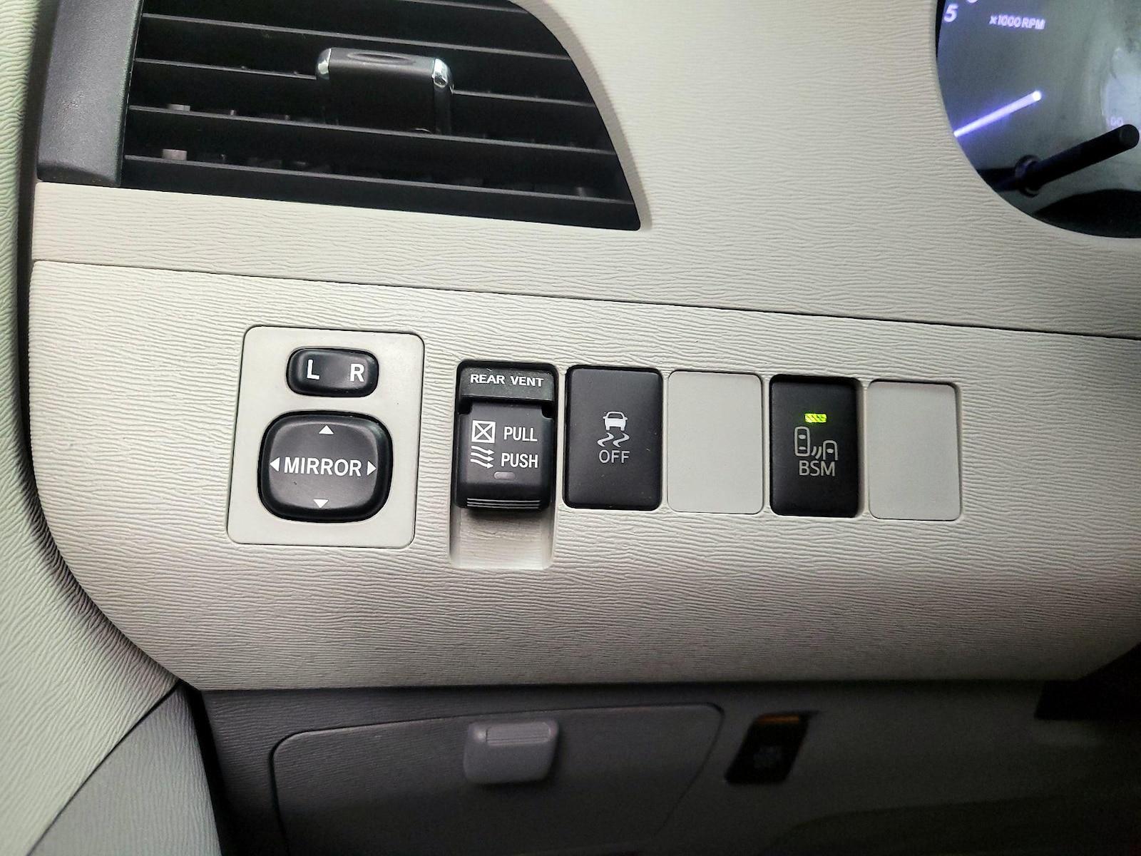 2014 Toyota Sienna XLE - Photo 14