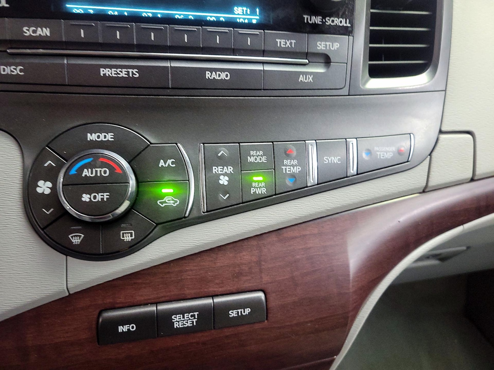 2014 Toyota Sienna XLE - Photo 17