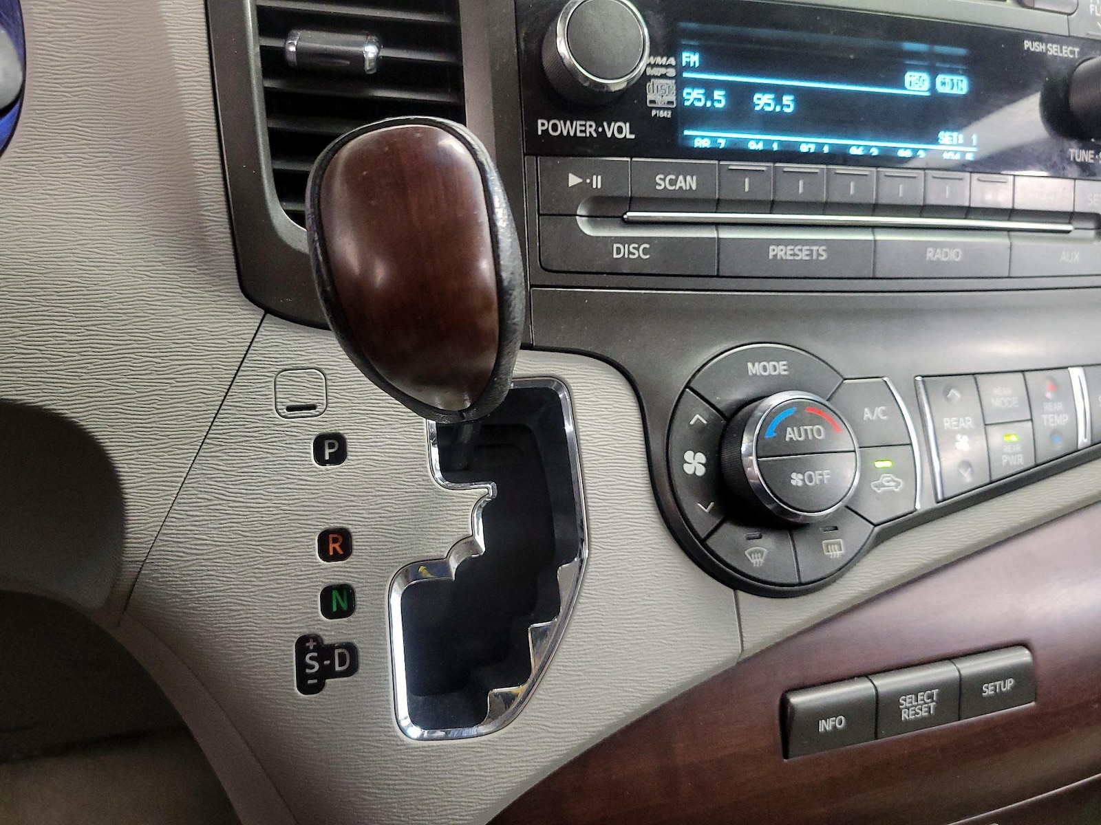2014 Toyota Sienna XLE - Photo 18