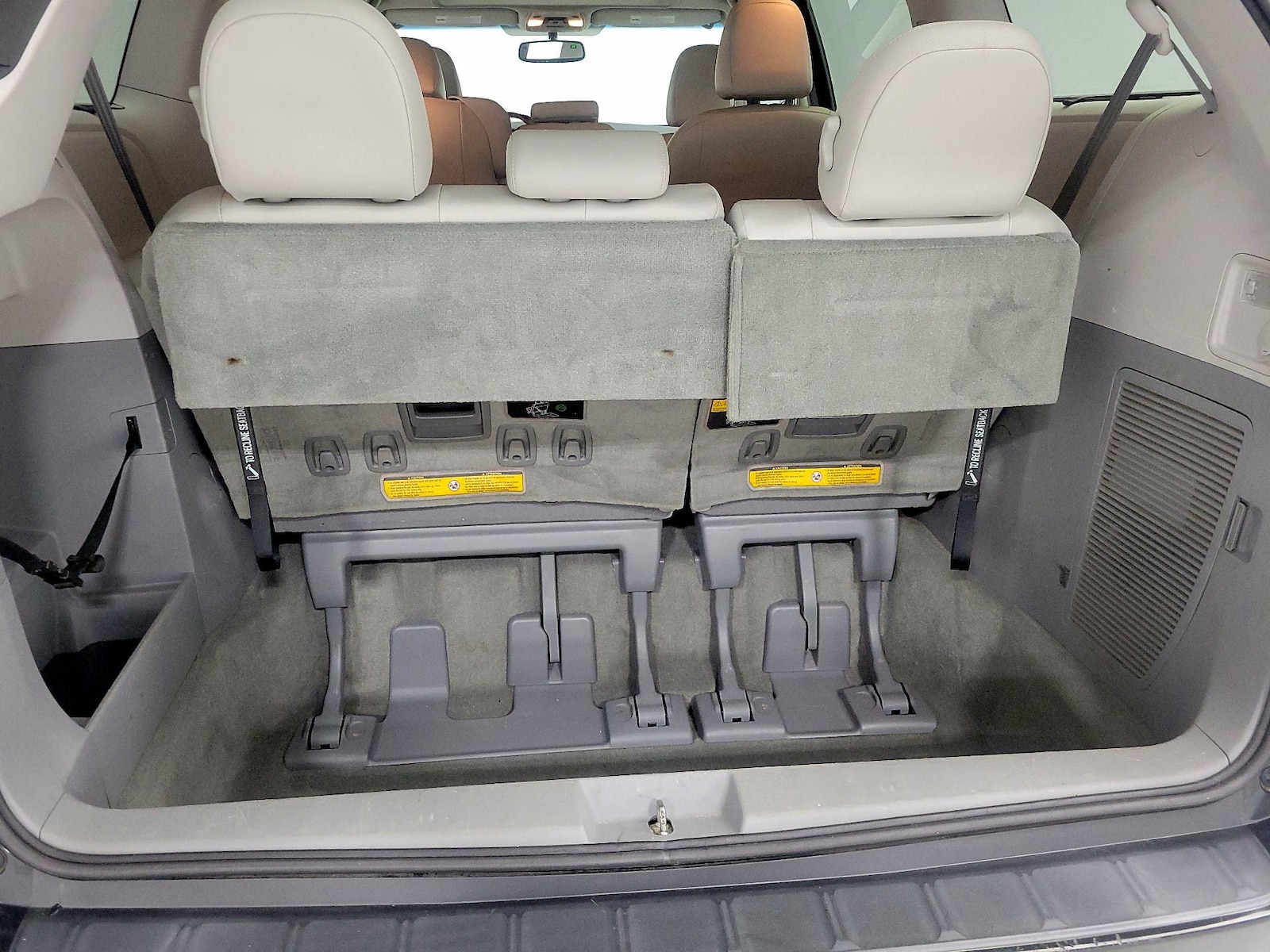 2014 Toyota Sienna XLE - Photo 23