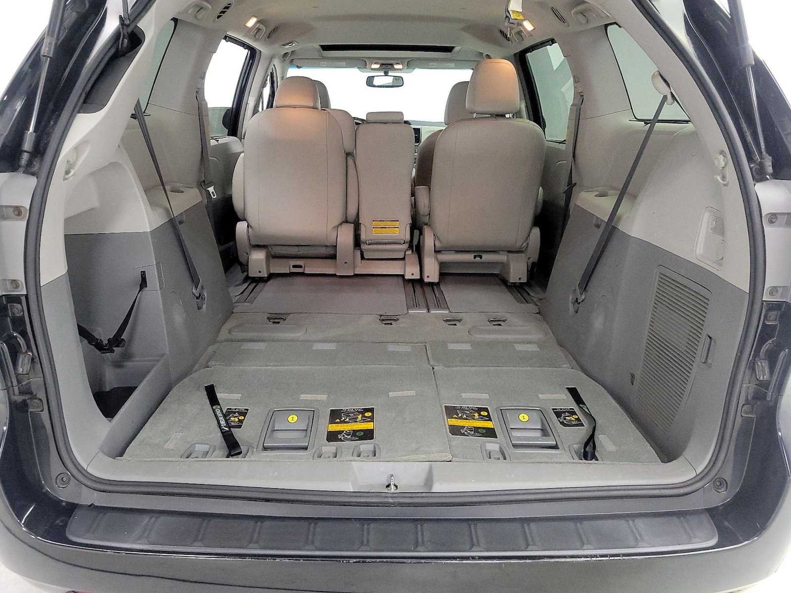 2014 Toyota Sienna XLE - Photo 24