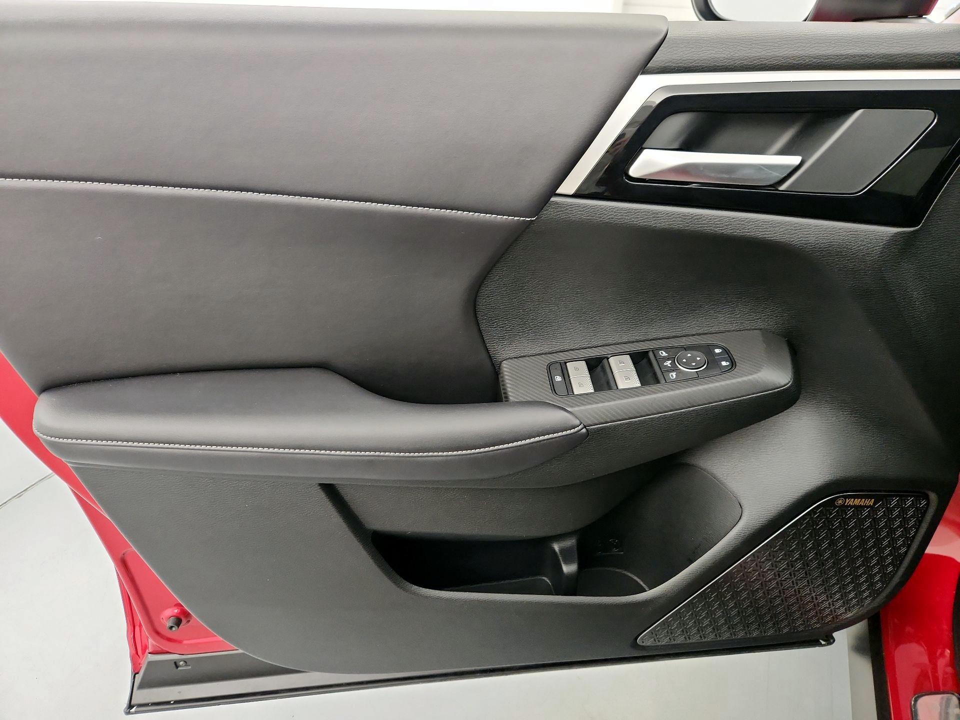 Thumbnail: 2025 Mitsubishi Outlander - 12