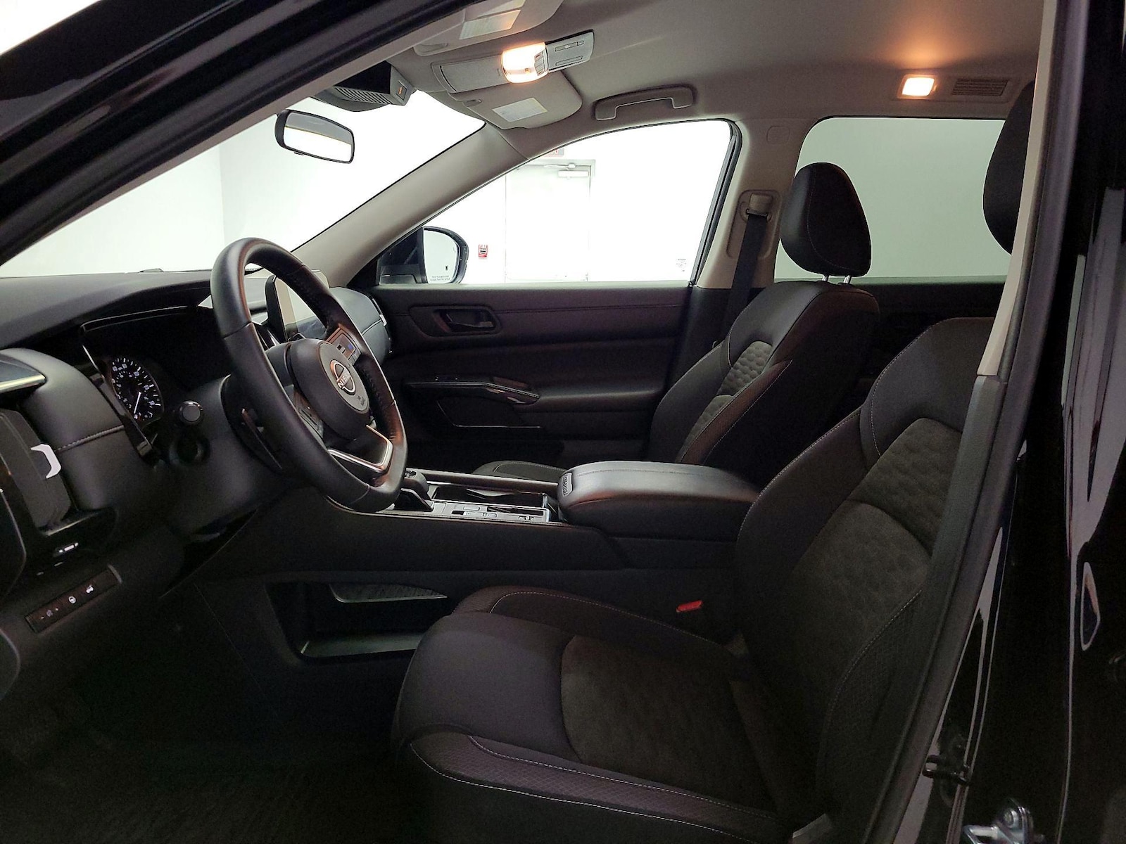2025 Nissan Pathfinder SV - Photo 12