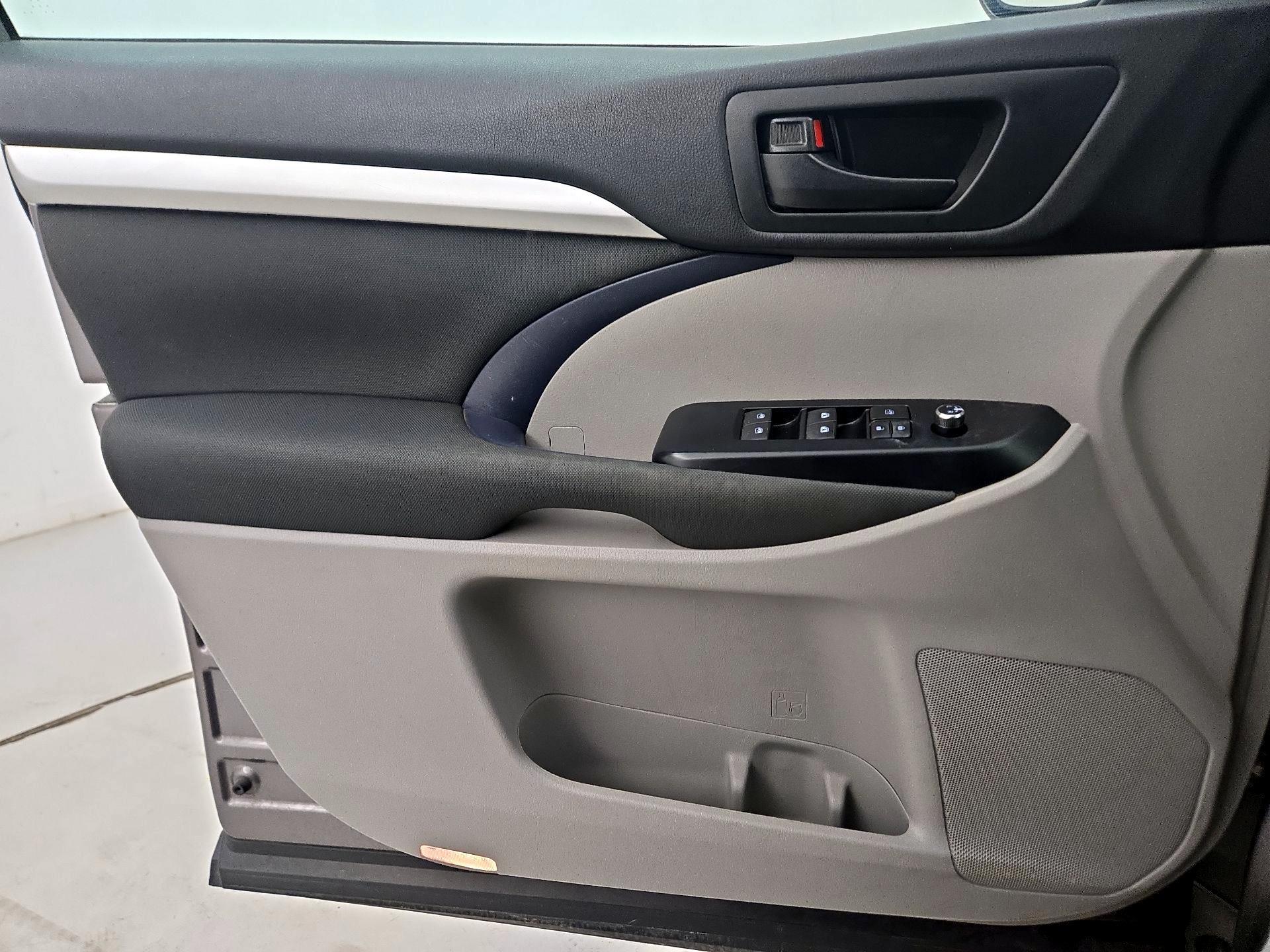 Thumbnail: 2016 Toyota Highlander - 12