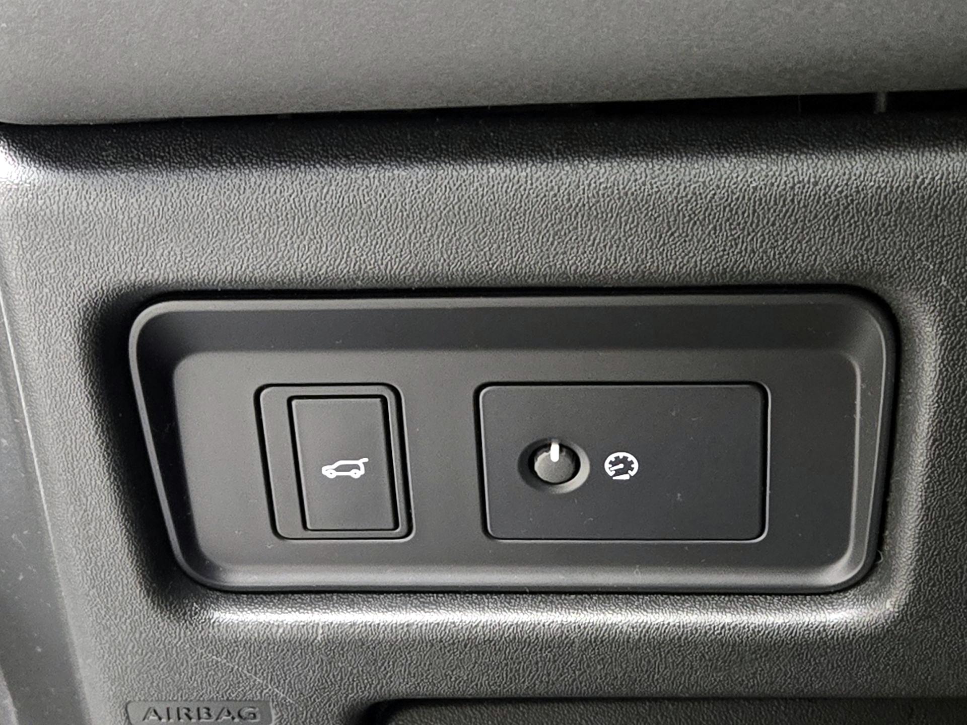 Thumbnail: 2019 Land Rover Discovery Sport - 13
