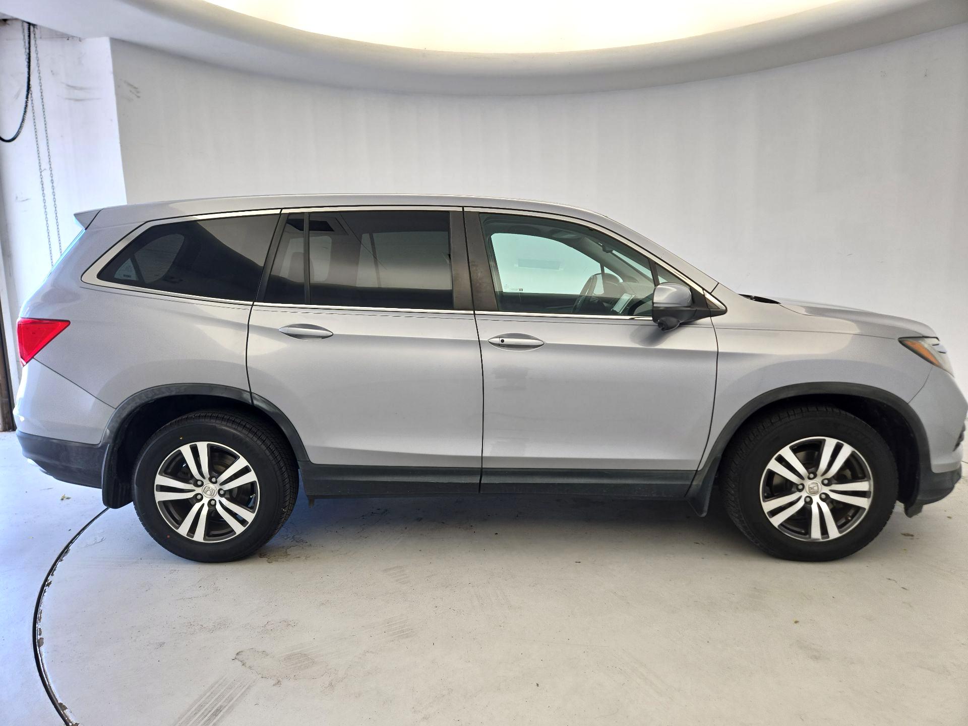 Thumbnail: 2017 Honda Pilot - 4