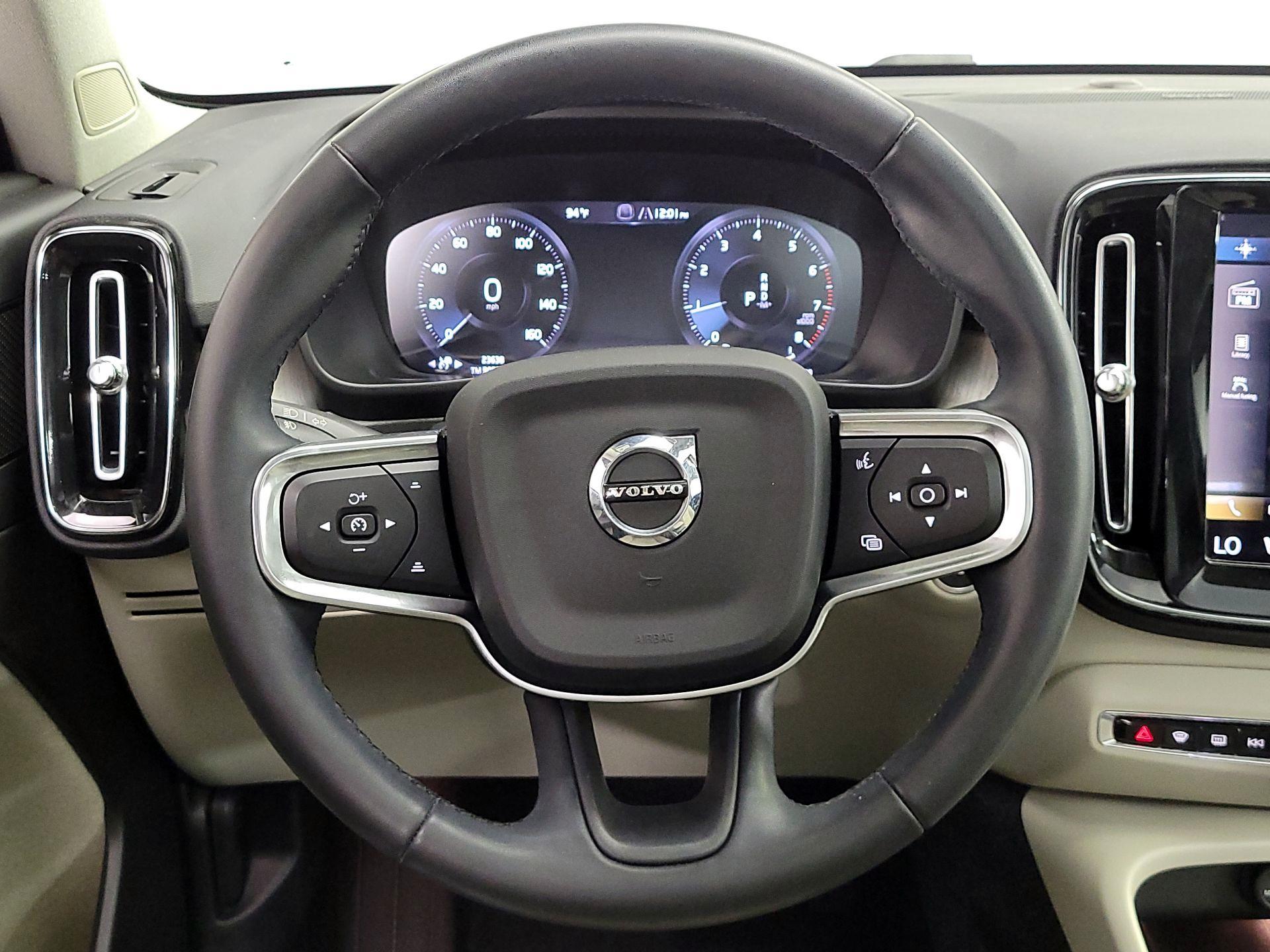 Thumbnail: 2022 Volvo XC40 - 10