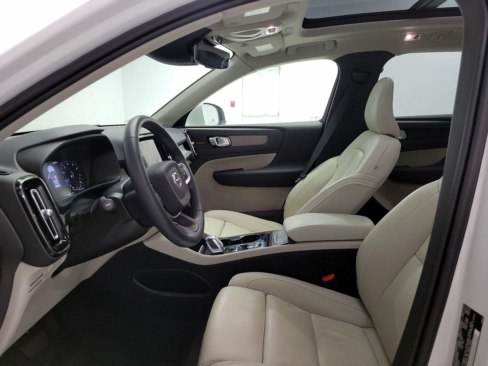 Thumbnail: 2022 Volvo XC40 - 11