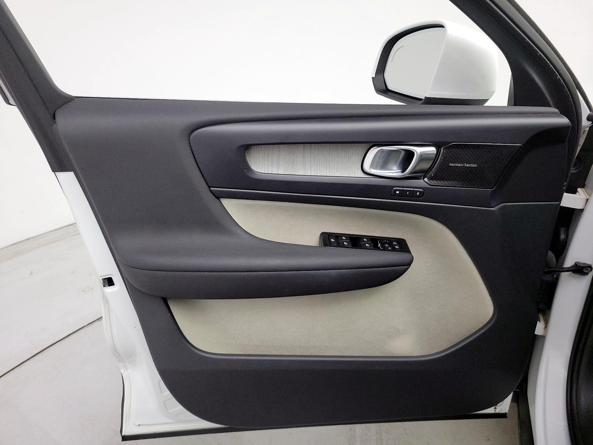 Thumbnail: 2022 Volvo XC40 - 12