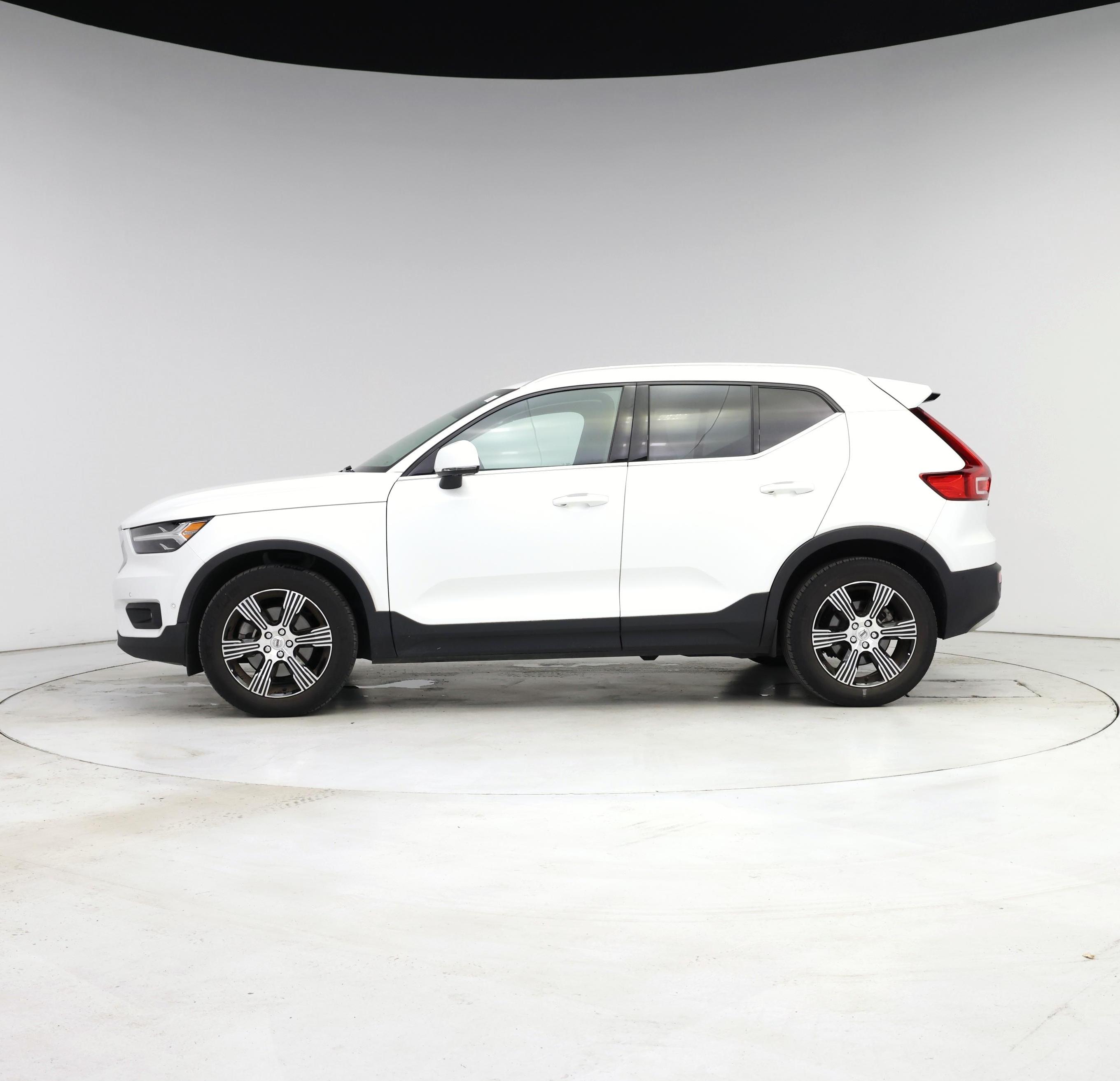 Thumbnail: 2022 Volvo XC40 - 3