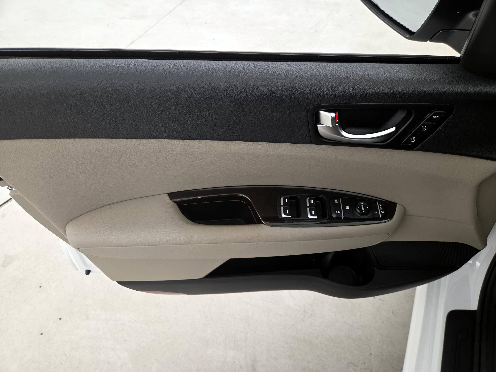 Thumbnail: 2016 Kia Optima - 12