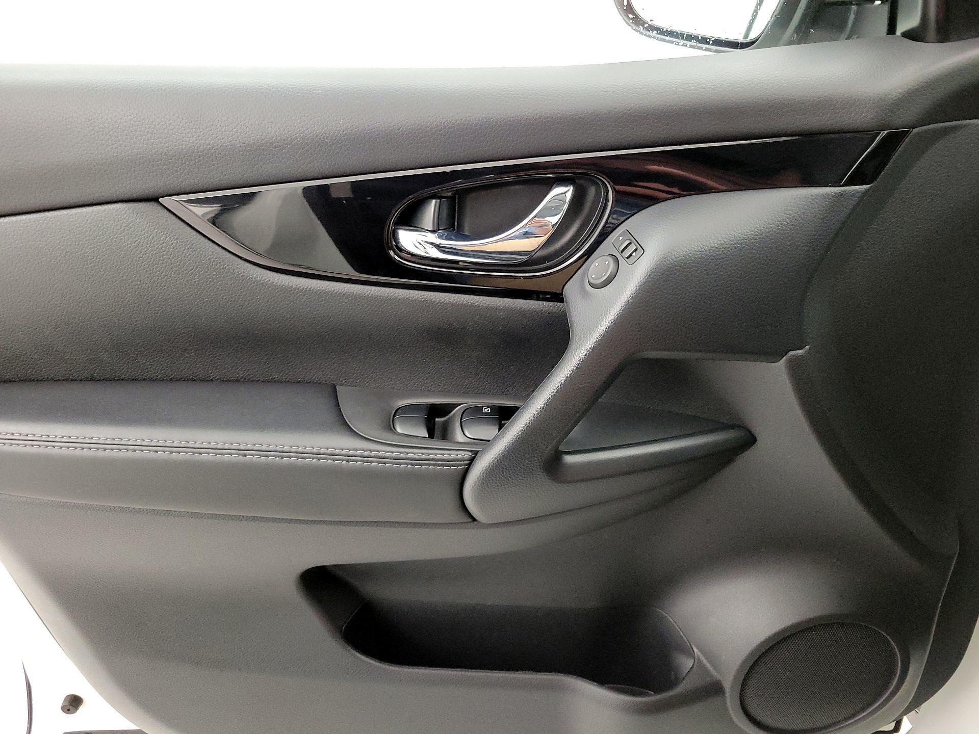 Thumbnail: 2021 Nissan Rogue Sport - 12